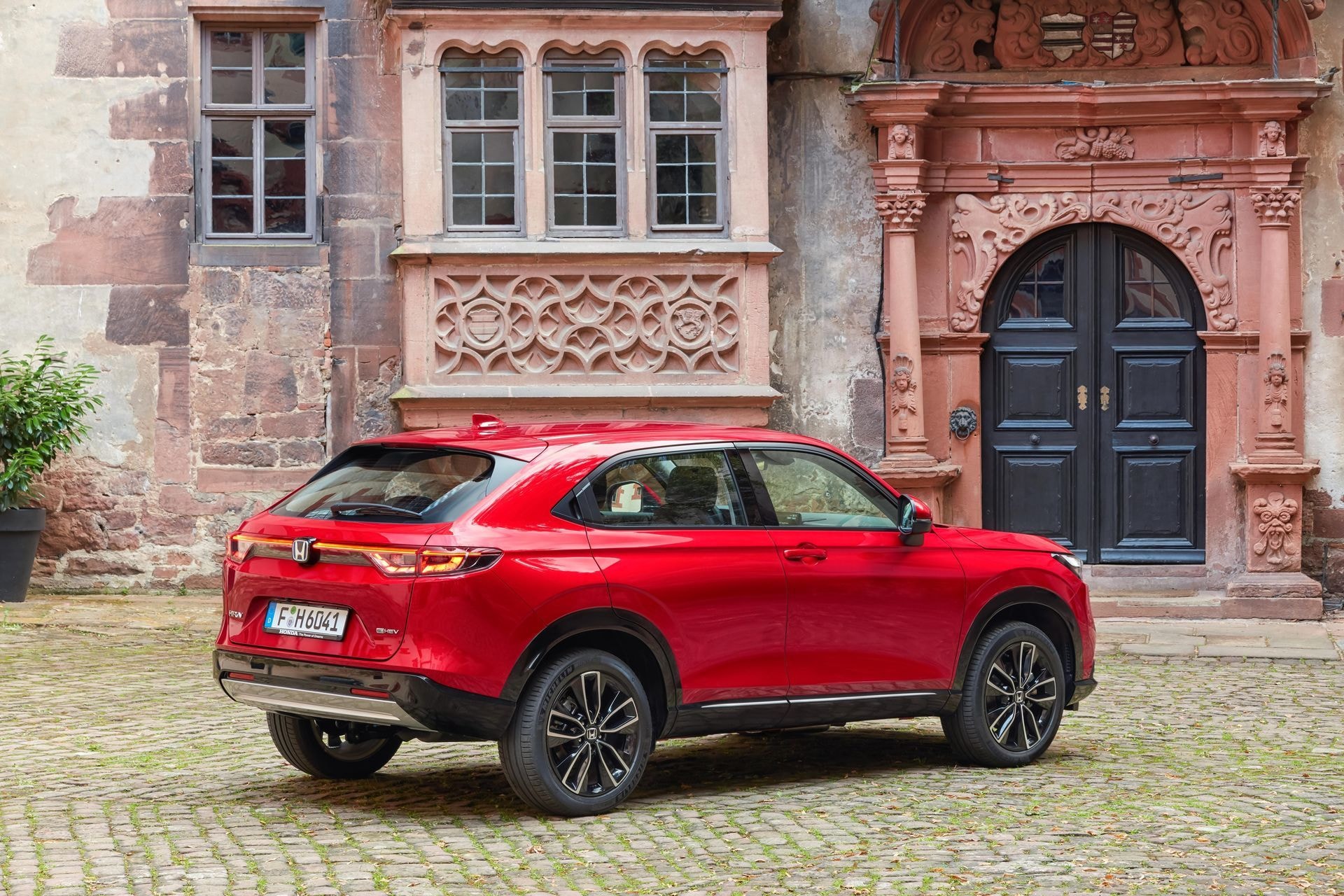 Imagen lateral trasera del Honda HR-V, mostrando líneas estilizadas y diseño moderno.