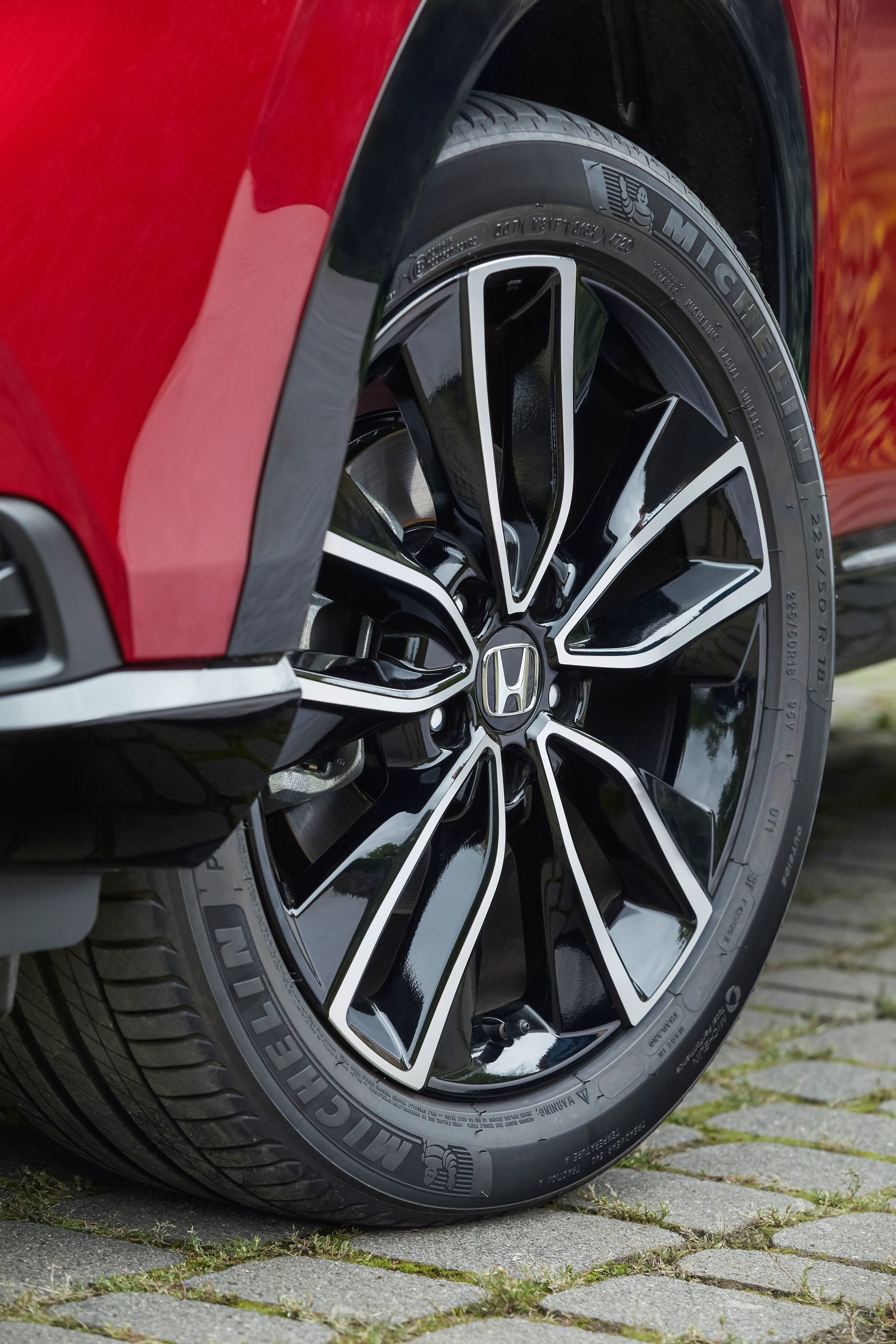 Rueda con llanta deportiva y el distintivo logo de Honda