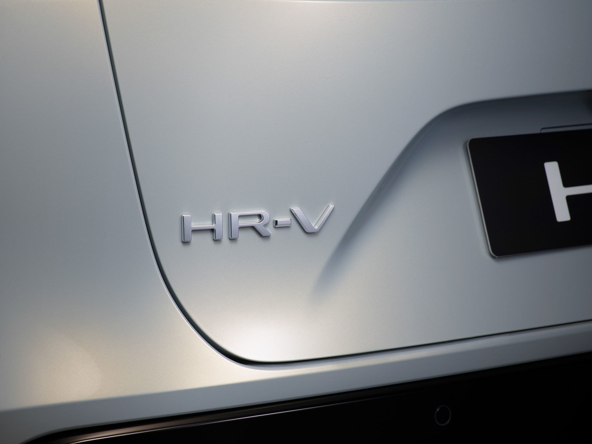 Primer plano del logotipo HR-V, resaltando la sutileza en el diseño.