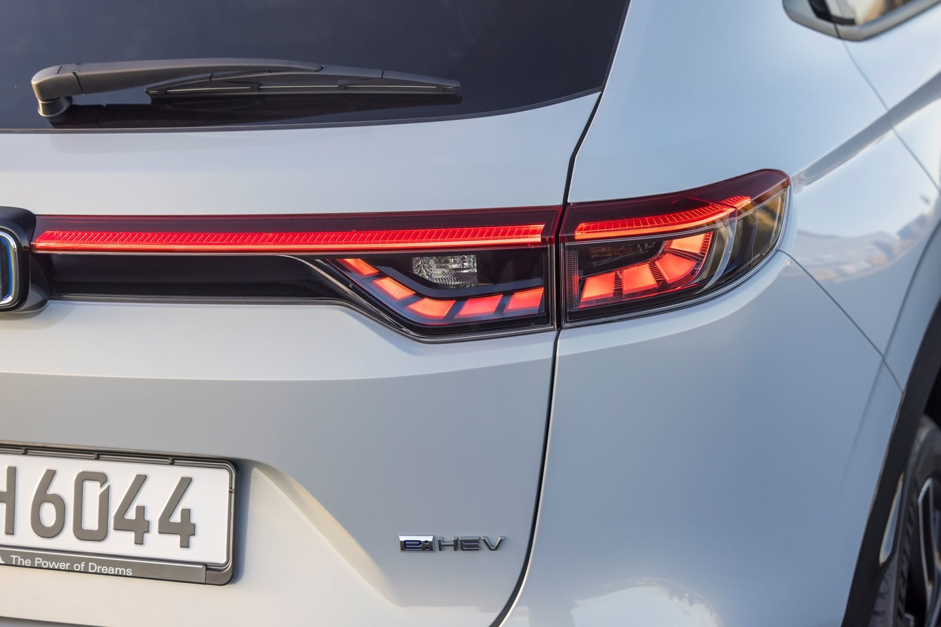 Detalle de las luces traseras con diseño característico del Honda HR-V.