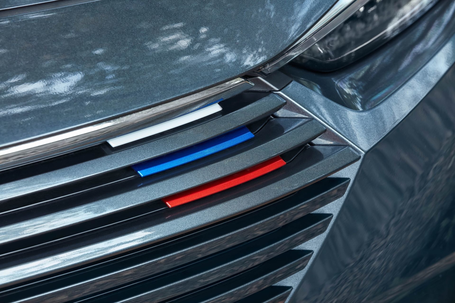 Detalle de la parrilla con acentos en azul y rojo del HR-V