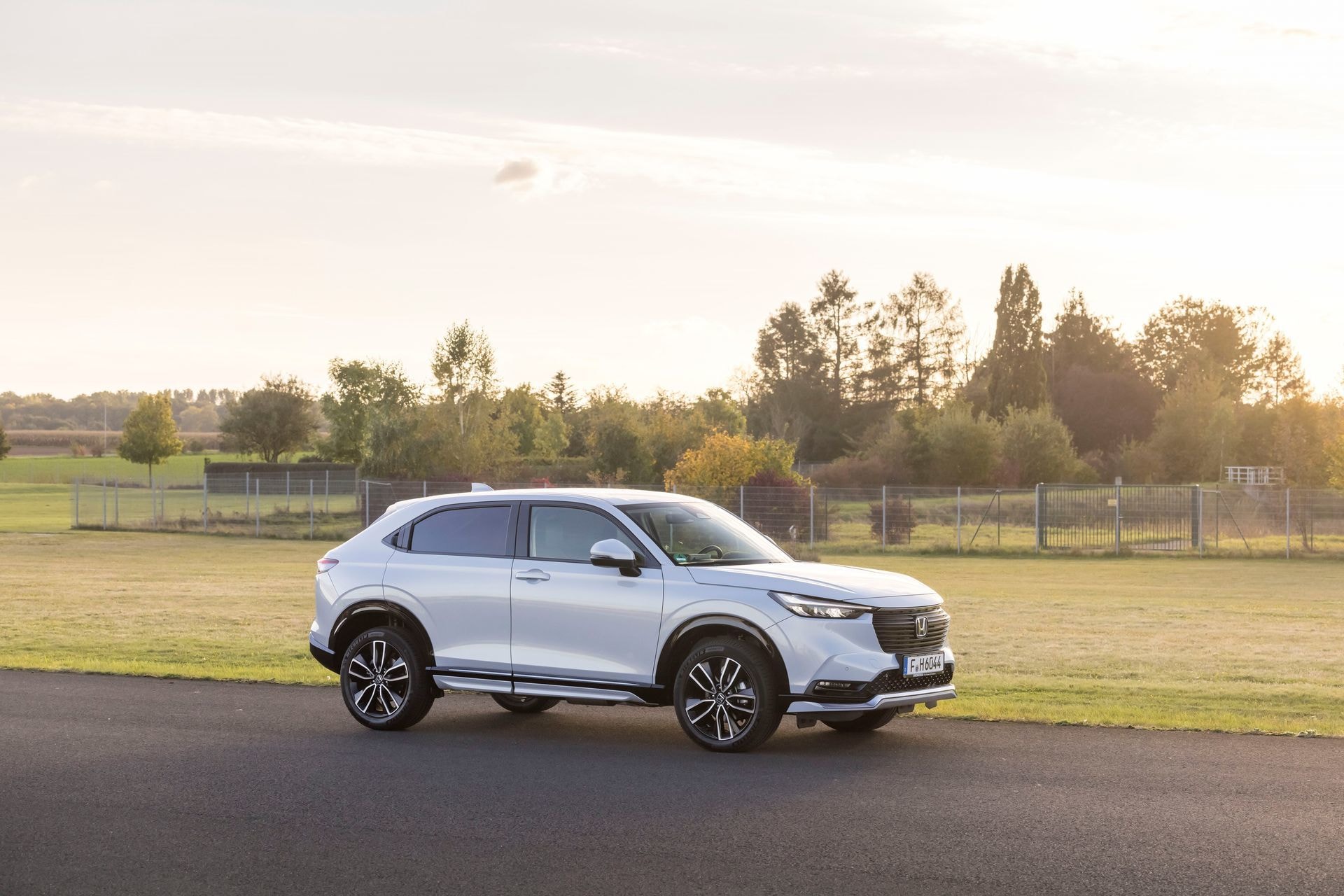 Perfil lateral del HR-V híbrido mostrando líneas fluidas y robustez.