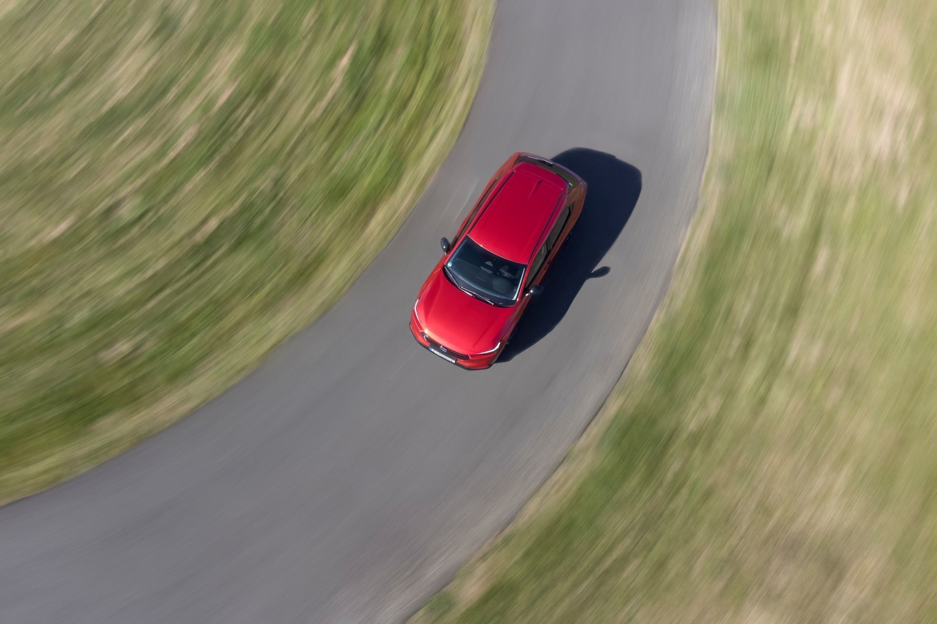 Toma superior del Honda HR-V en una curva, resaltando su deportividad.