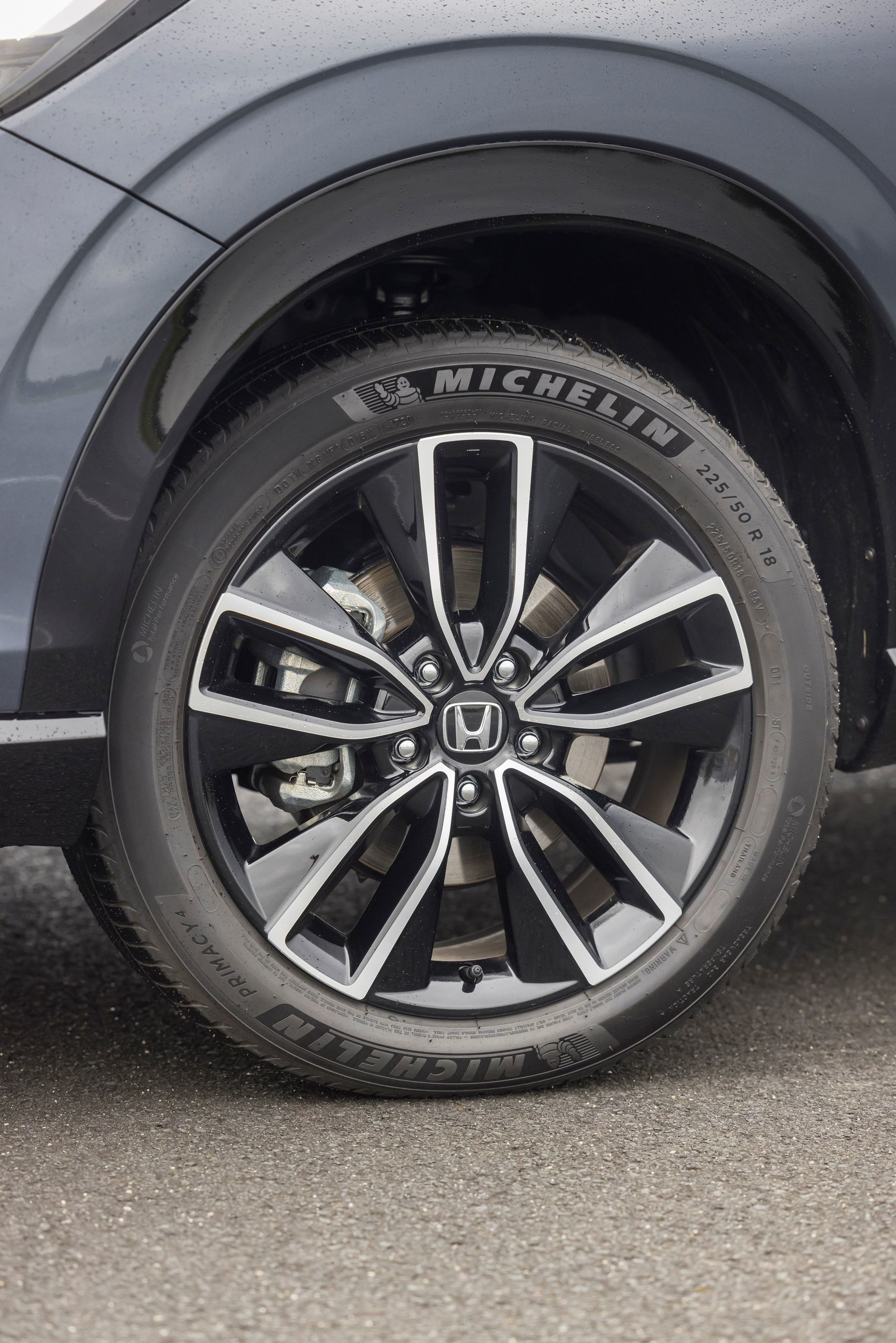 Detalle de la llanta de aleación del Honda HR-V, mostrando su diseño y neumático.