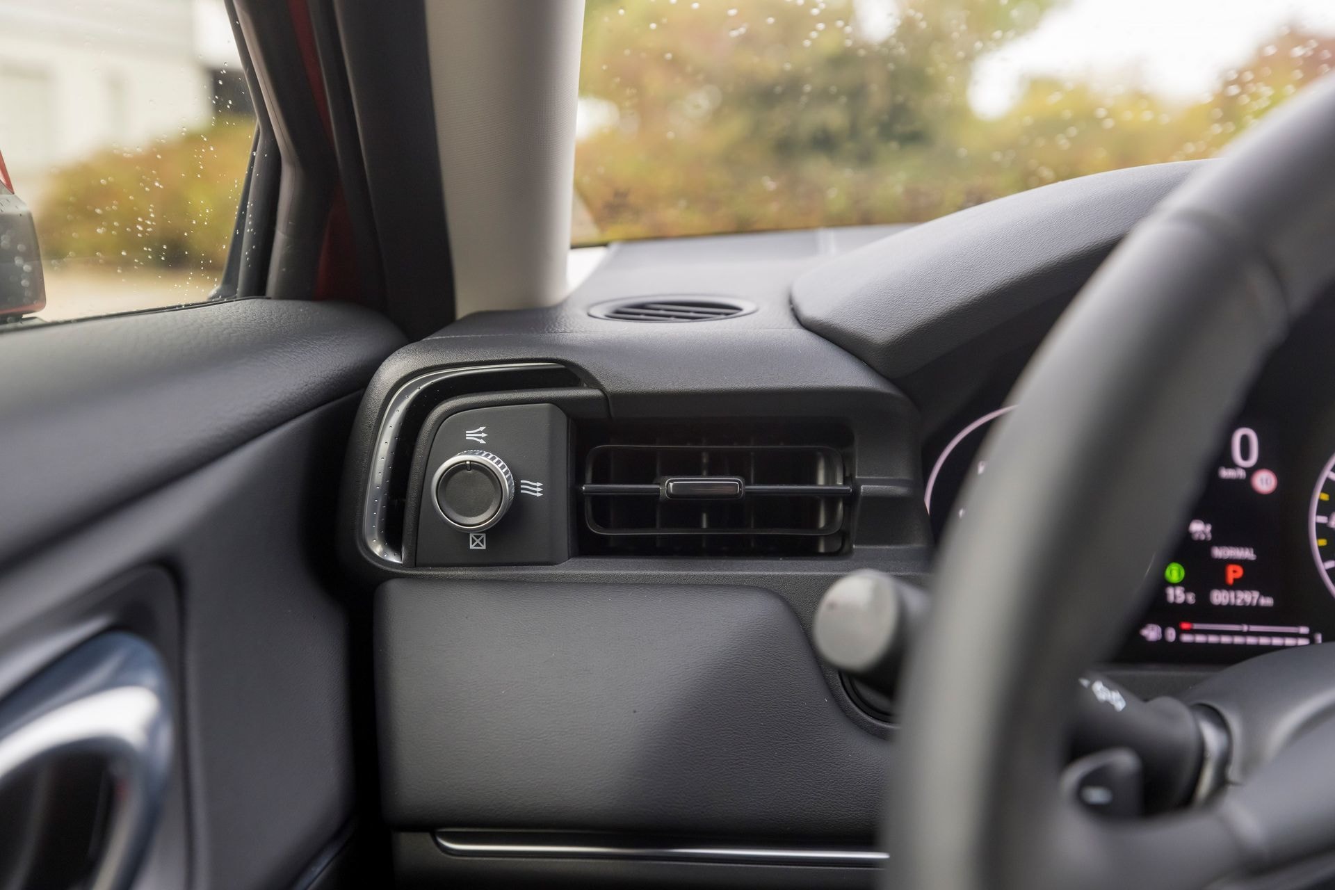 Detalle del sistema de infotainment del Honda HR-V híbrido, simple y moderno.