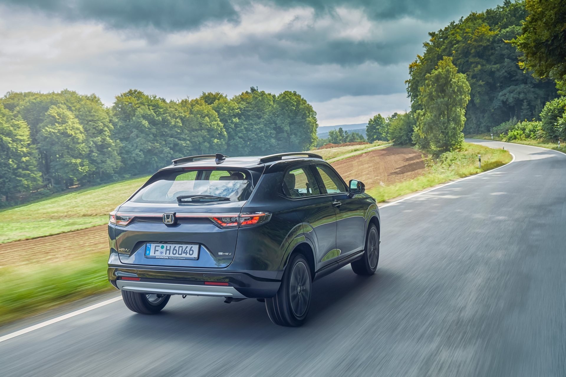 Impronta dinámica de la trasera del Honda HR-V en una curva.
