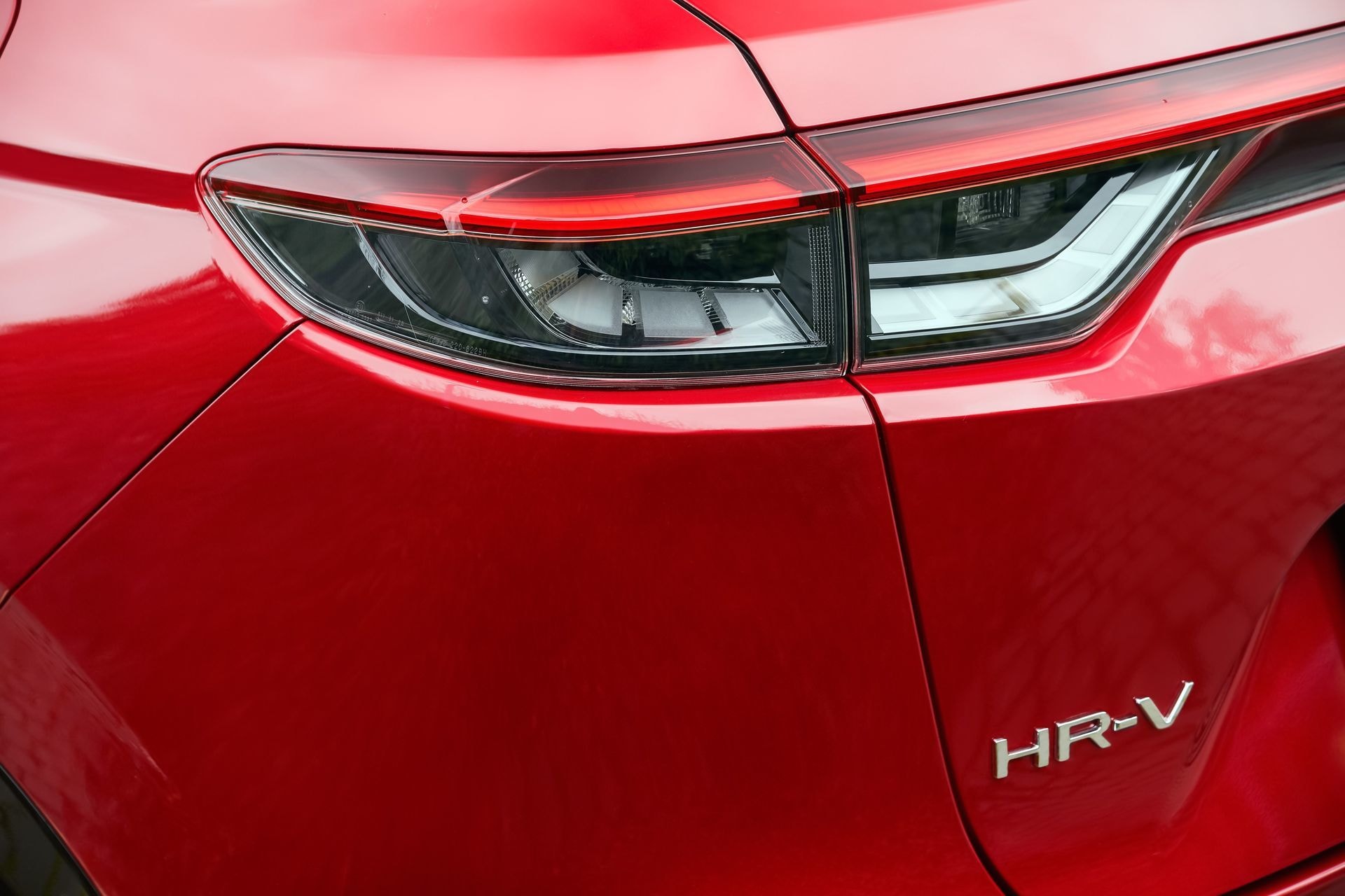 Óptica trasera con diseño moderno y nomenclatura HR-V