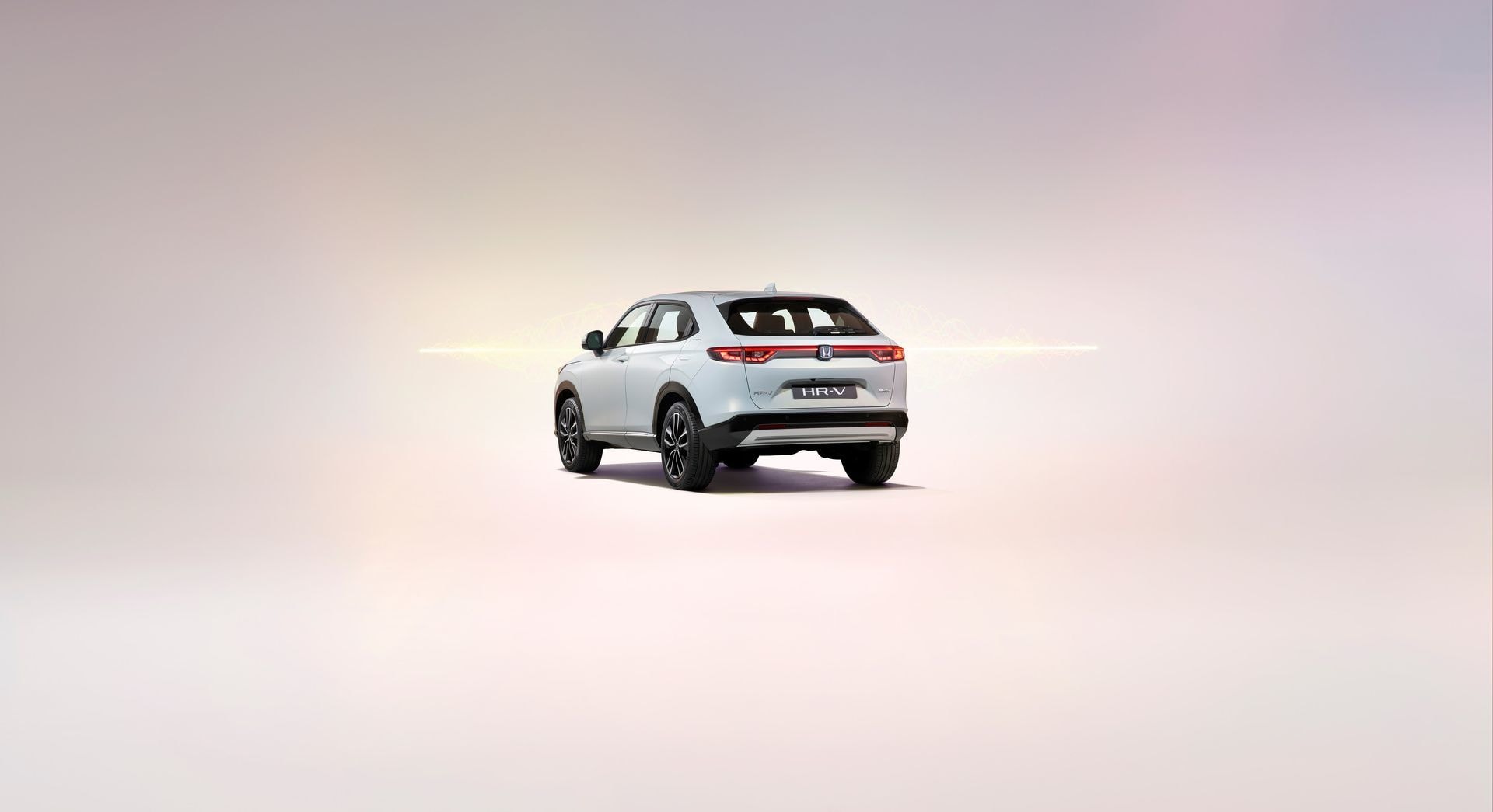 Trasera del HR-V híbrido mostrando su diseño de luces distintivo y aerodinámica