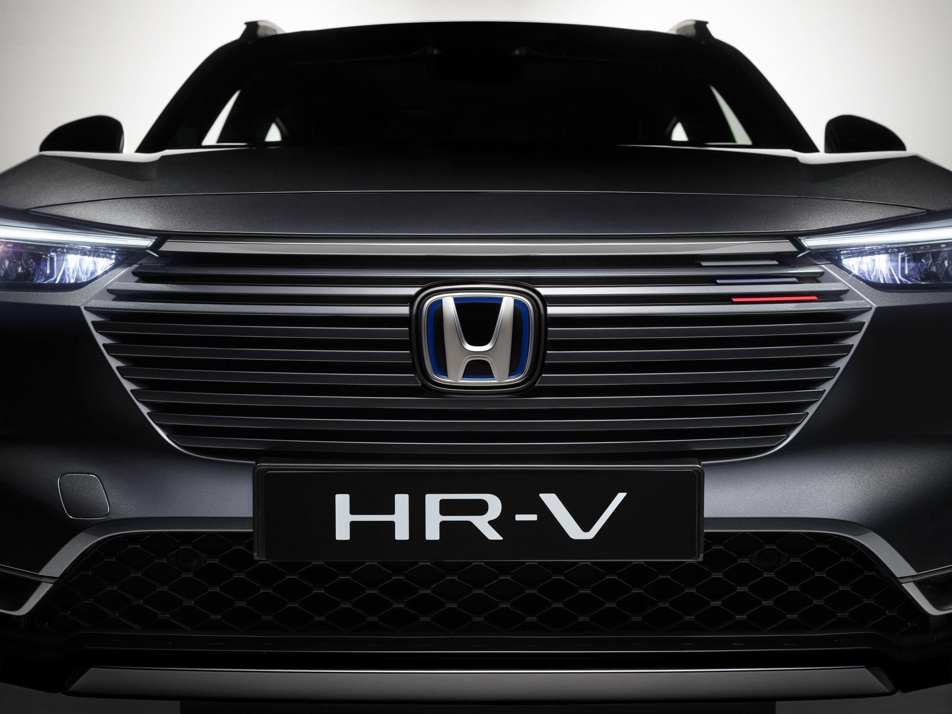Fascia delantera del Honda HR-V con distintiva parrilla y logotipo.