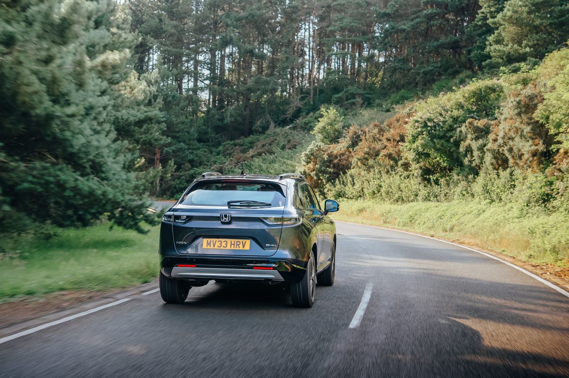 Trasera del Honda HR-V híbrido, líneas modernas y atractivas.