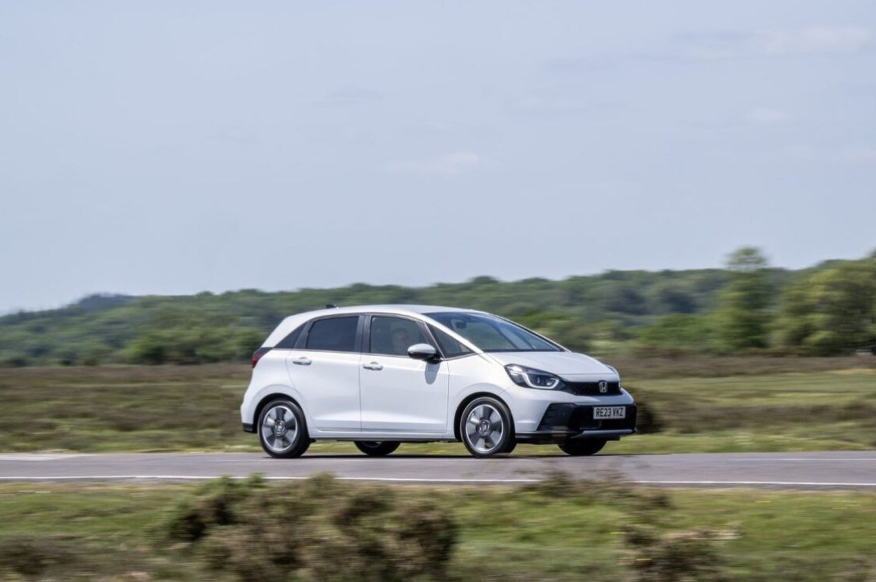 Segunda vista frontal que muestra detalles llamativos en su parrilla.