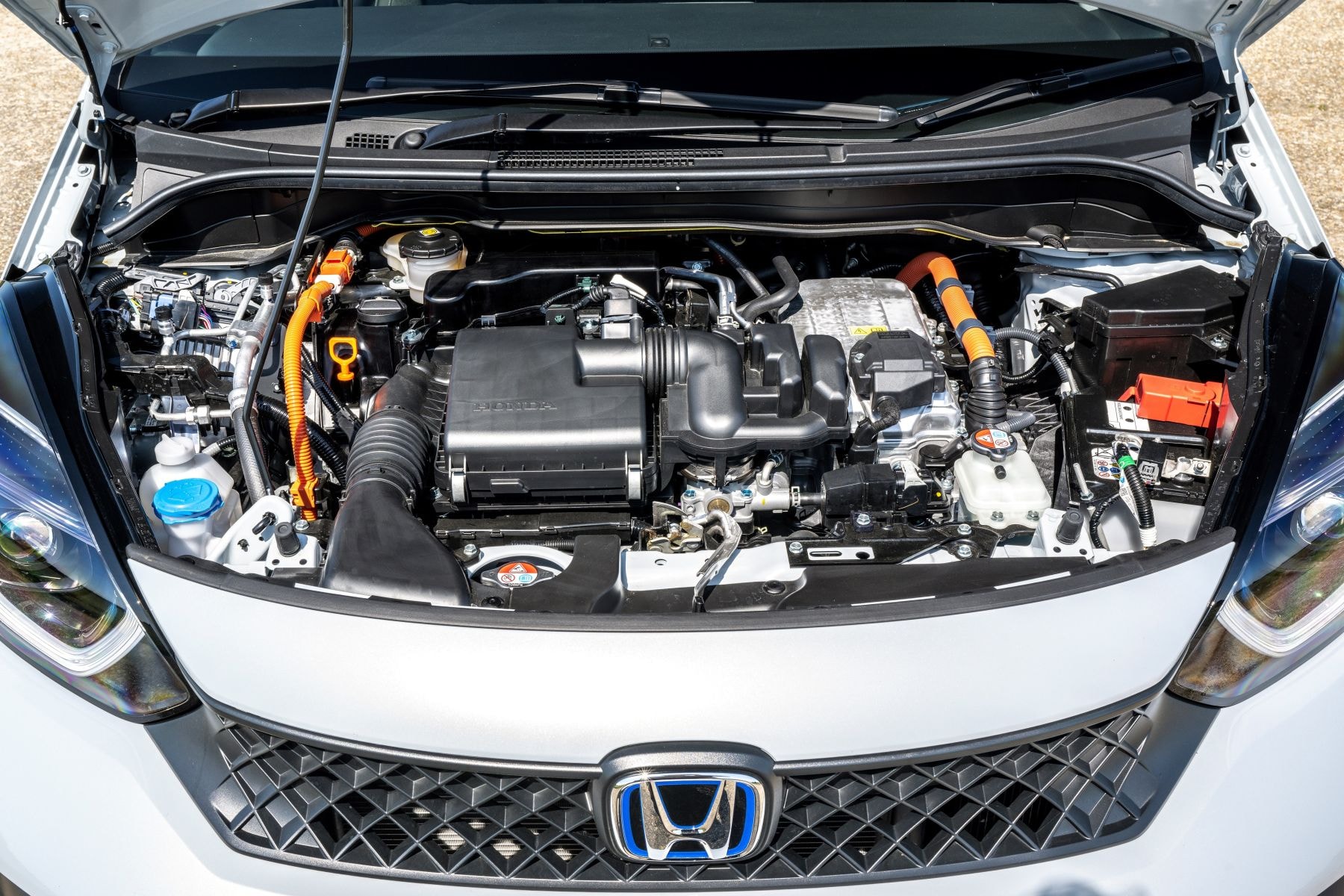 Perspectiva frontal del Honda Jazz híbrido, con su diseño distintivo y moderno.