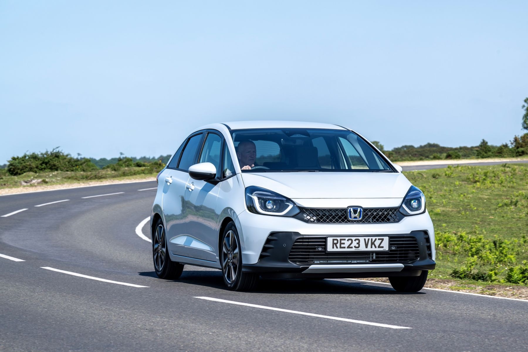 Vista lateral del Honda Jazz híbrido, resalta su perfil moderno y compacto.