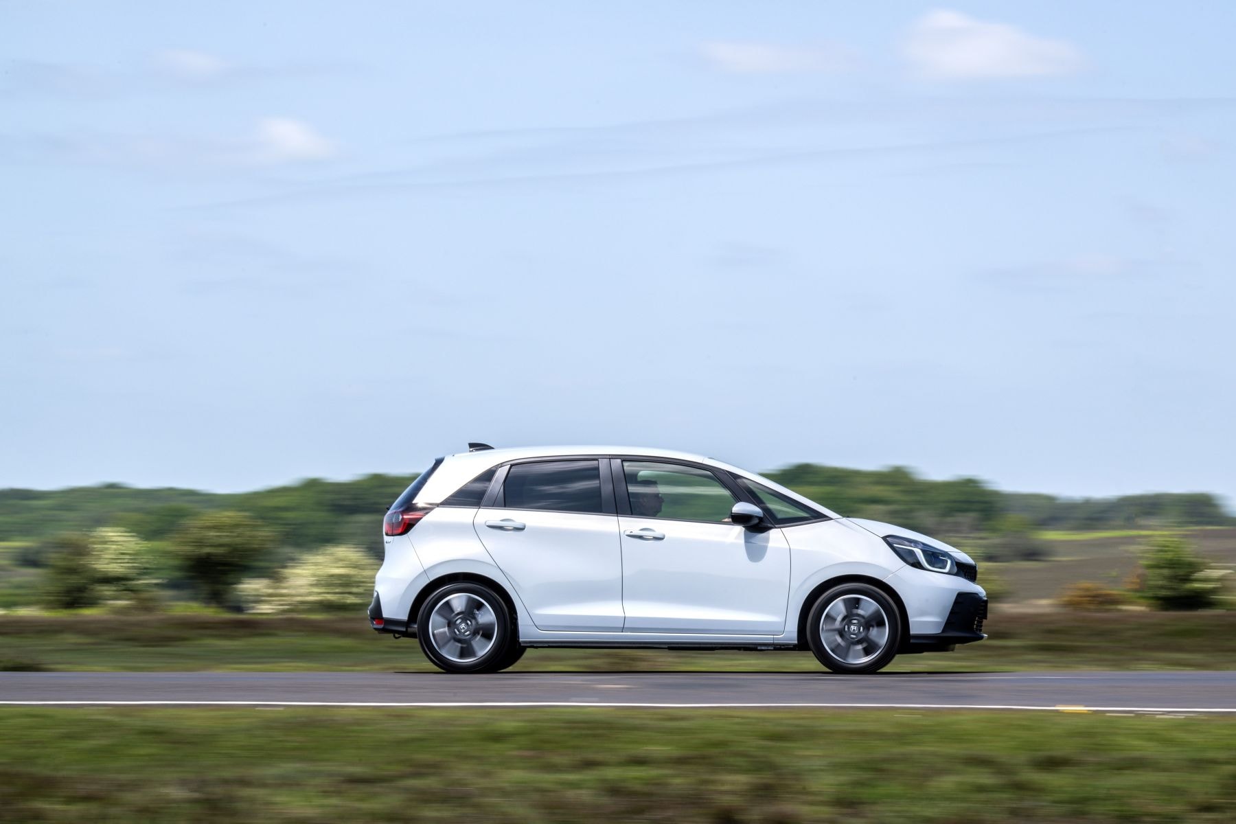 Vista trasera del Honda Jazz híbrido, destaca su diseño elegante y funcional.