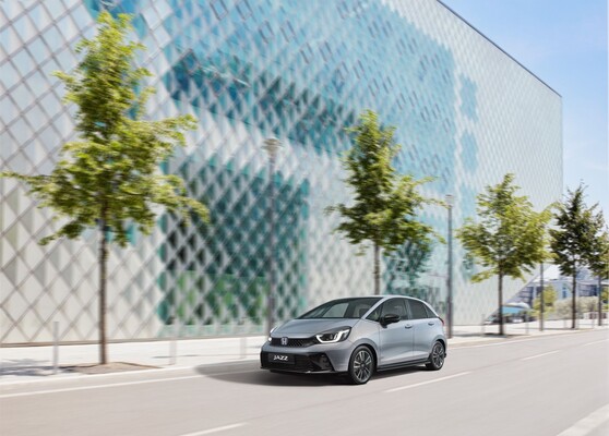 Honda Jazz en acción, captura la dinámica del modelo en carretera urbana. Honda Jazz en acción, captura la dinámica del modelo en carretera urbana.
