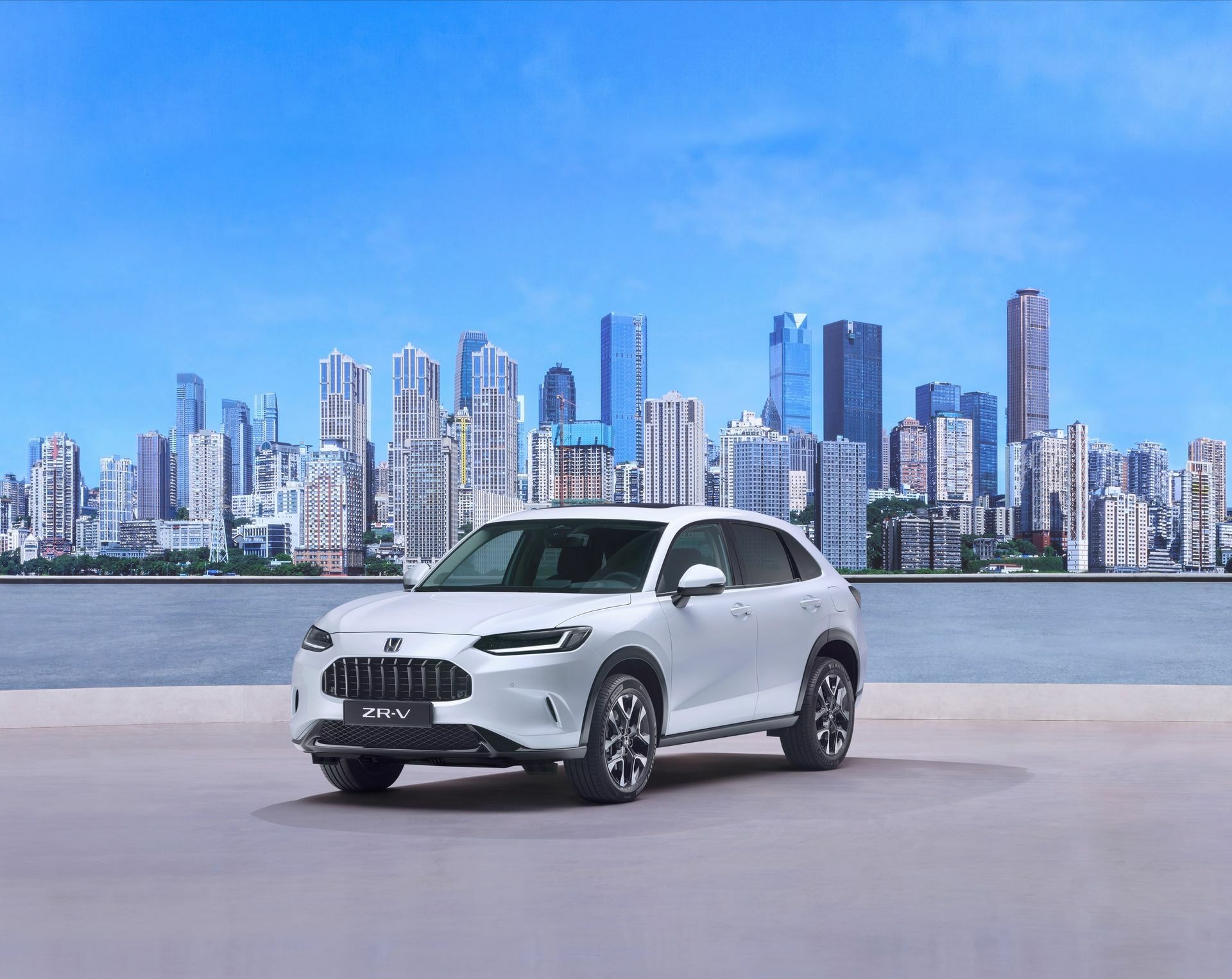 Perspectiva angular del Honda ZR-V con vista del techo y línea lateral.