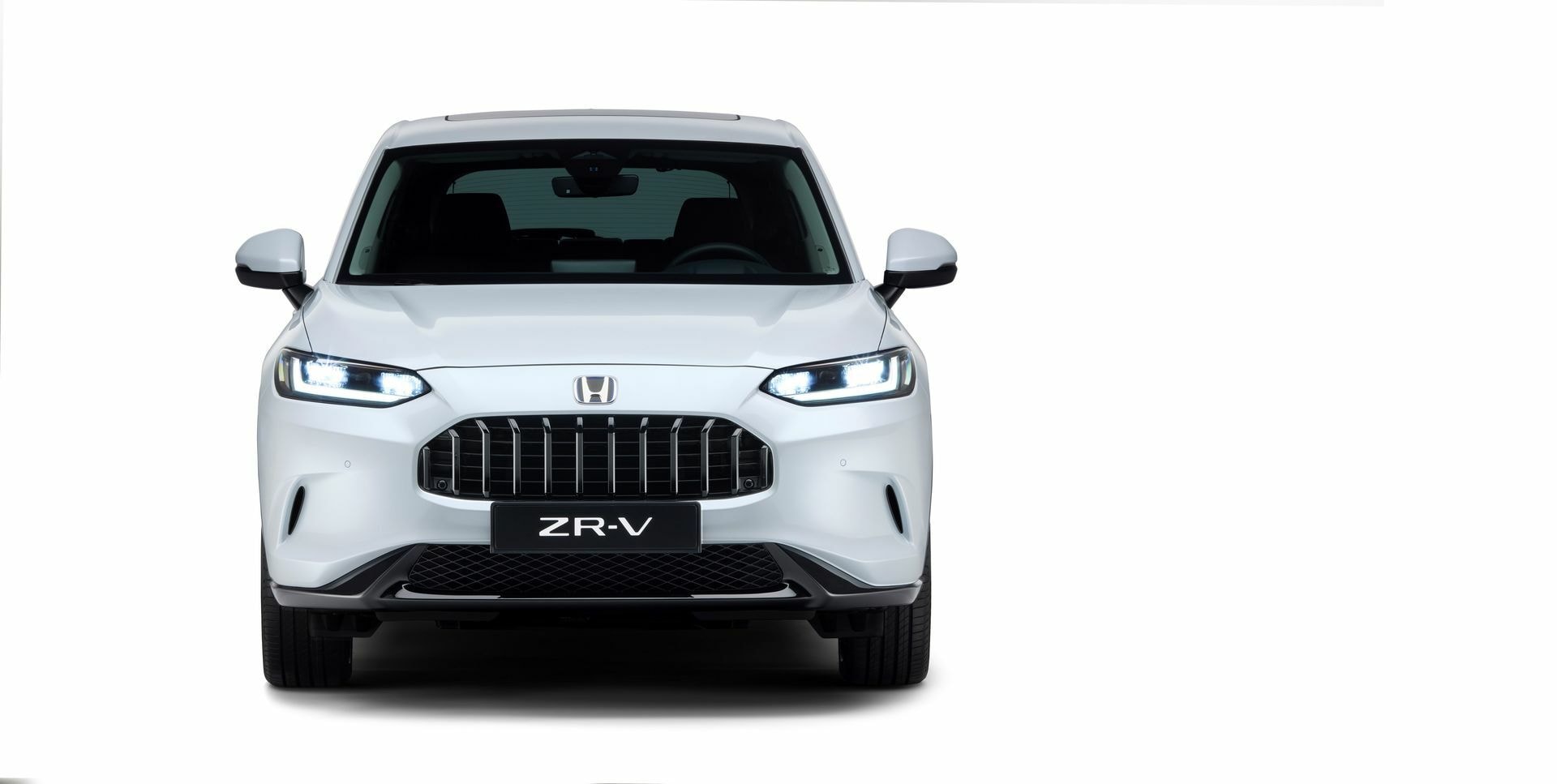 Vista completa del frontal del Honda ZR-V, realzando su diseño e imponente parrilla.