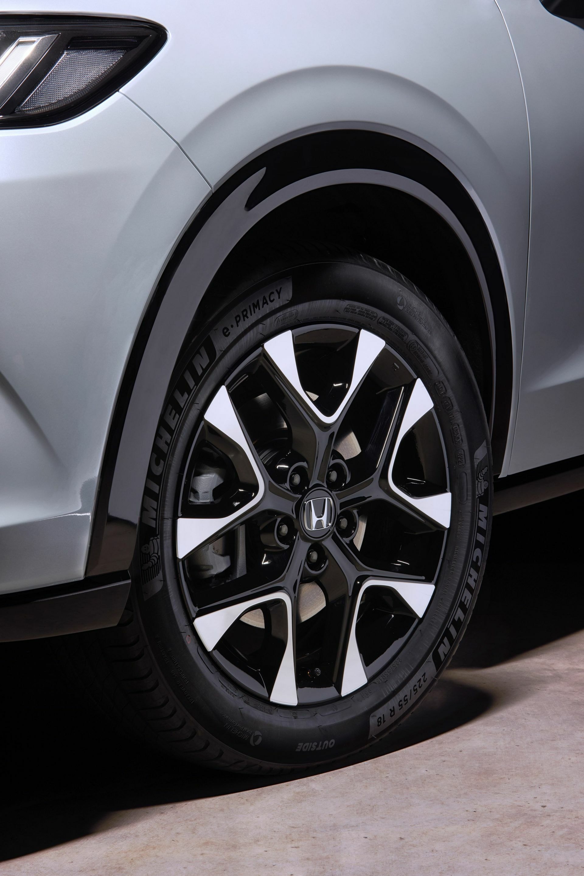 Imagen detallada de la llanta del Honda ZR-V ilustrando su diseño y acabado.