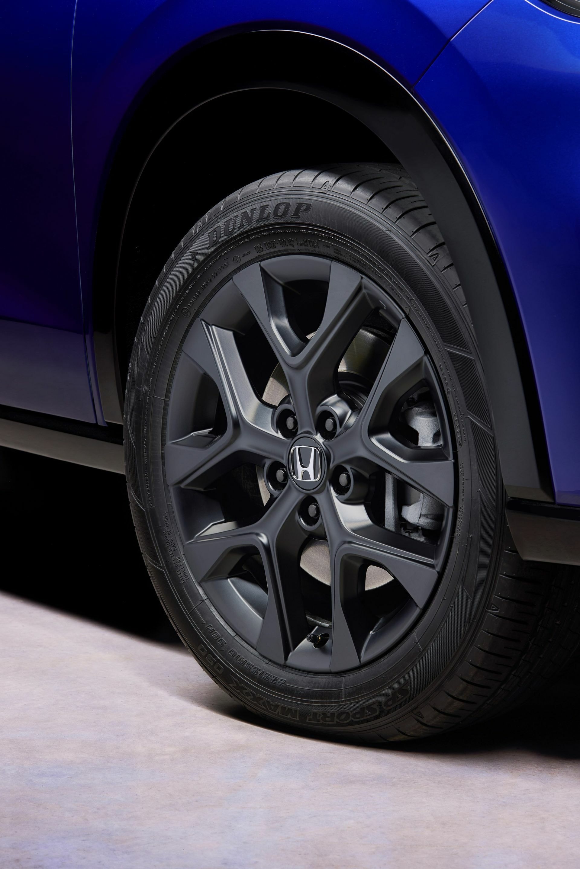 Rueda del Honda ZR-V con enfoque en el diseño de la llanta y el neumático.