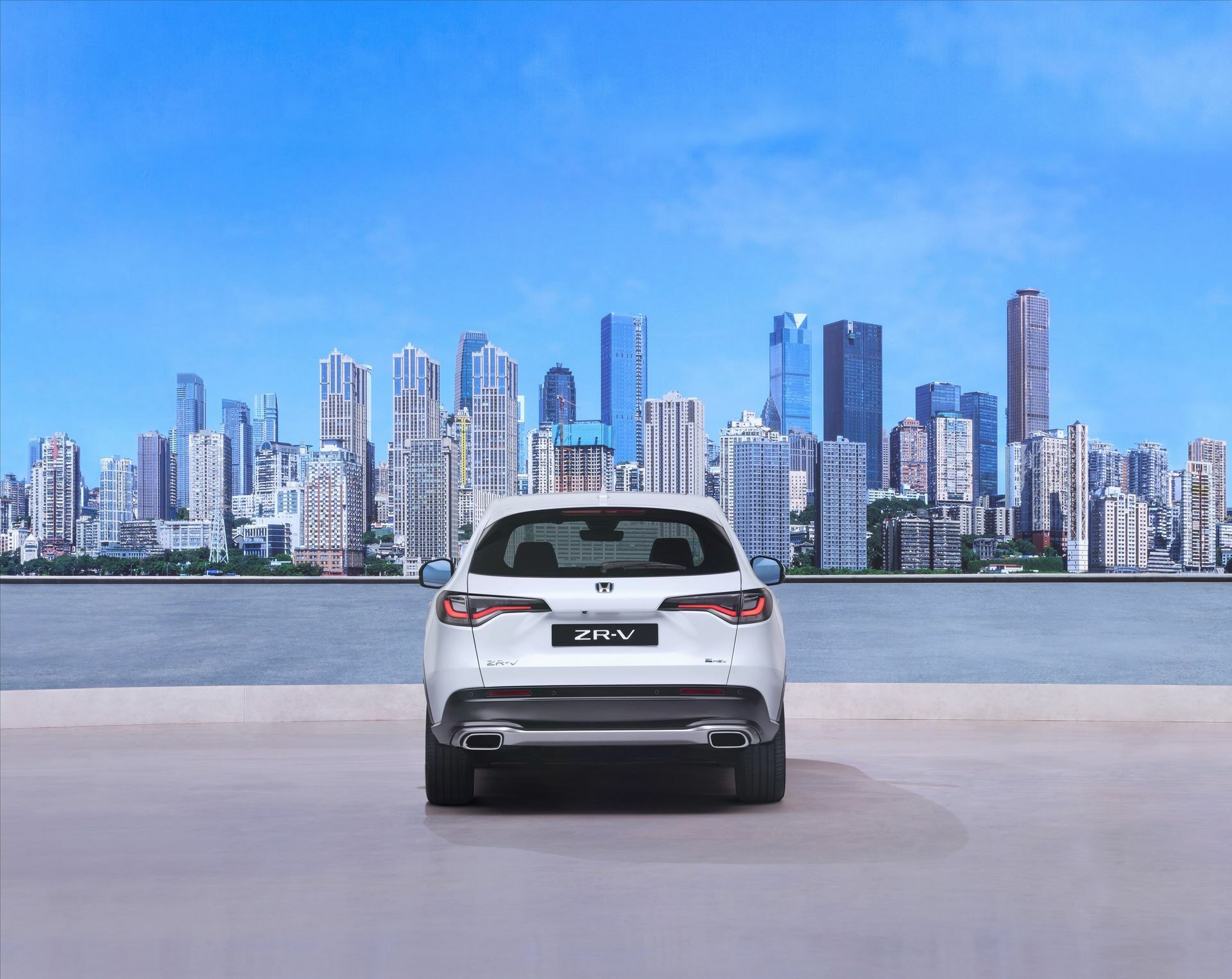Imagen trasera del Honda ZR-V mostrando faros y diseño de la zaga.