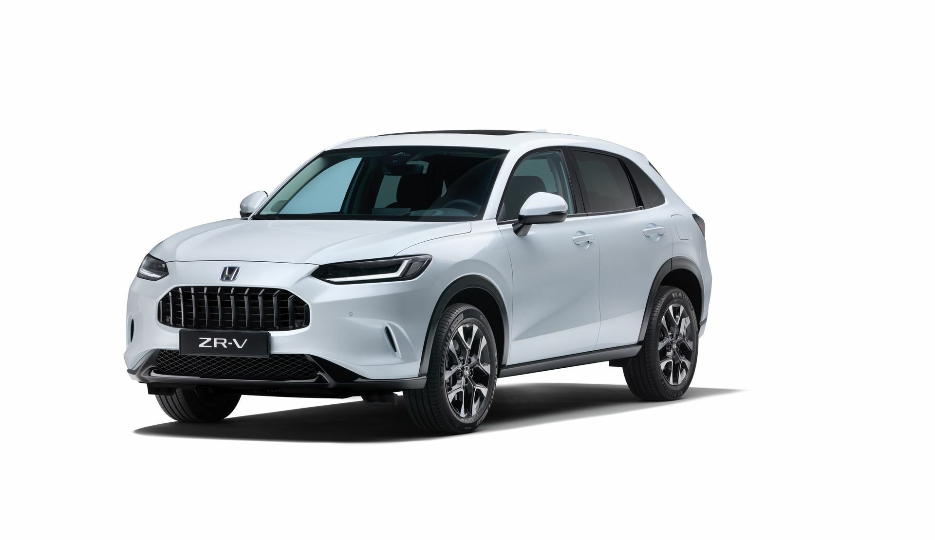 Imagen frontal del Honda ZR-V en color blanco, poniendo énfasis en su diseño frontal.