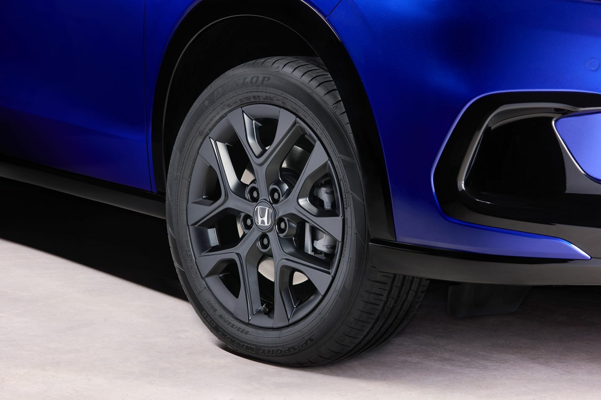 Rueda del Honda ZR-V, mostrando llanta y diseño del neumático de cerca.