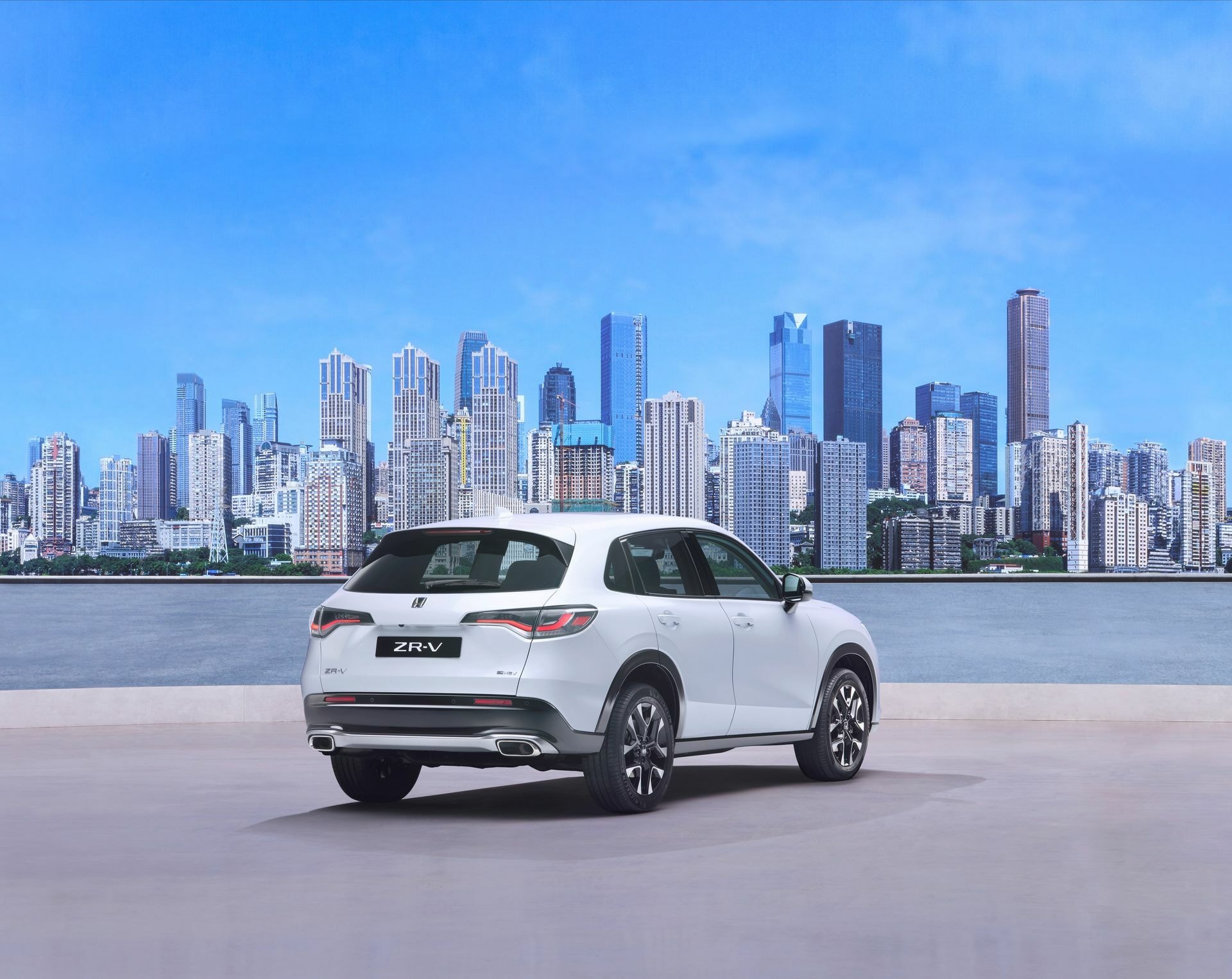 Imagen trasera del Honda ZR-V con la ciudad de fondo, resalta su diseño de cola.