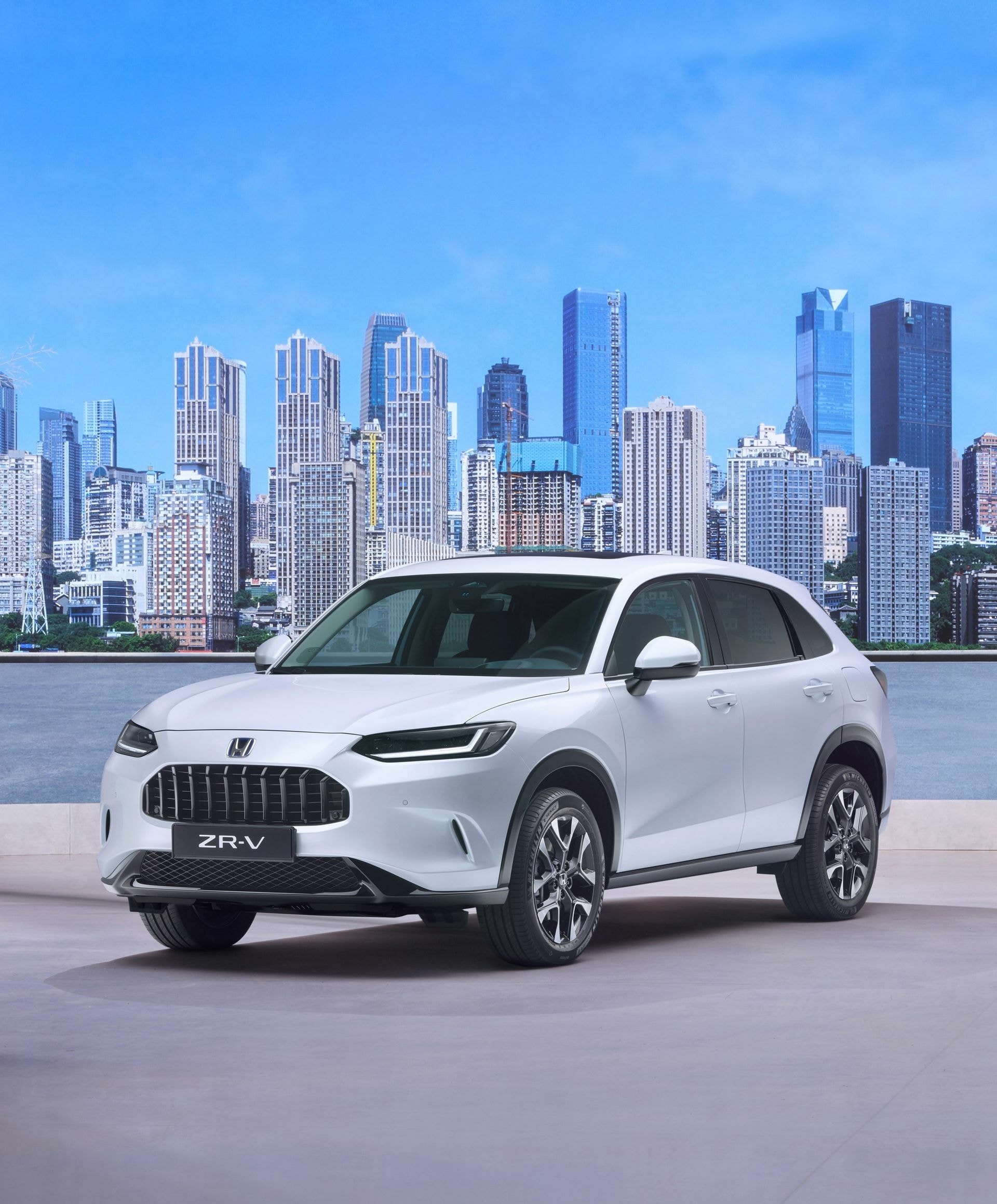 Ángulo frontal del Honda ZR-V en color blanco, enfatizando su diseño frontal y lateral.