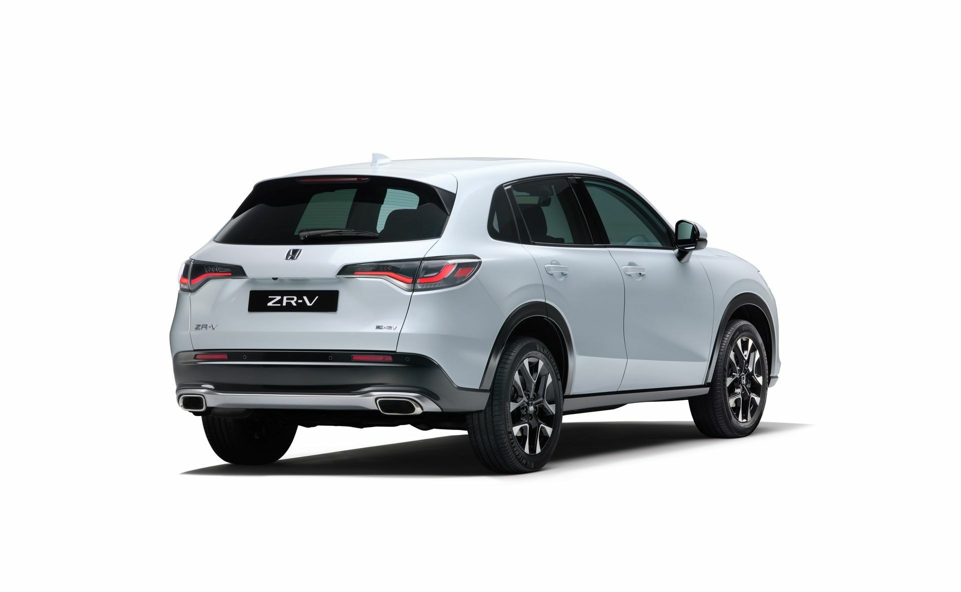 Perspectiva trasera y lateral del Honda ZR-V destacando sus luces y contornos.