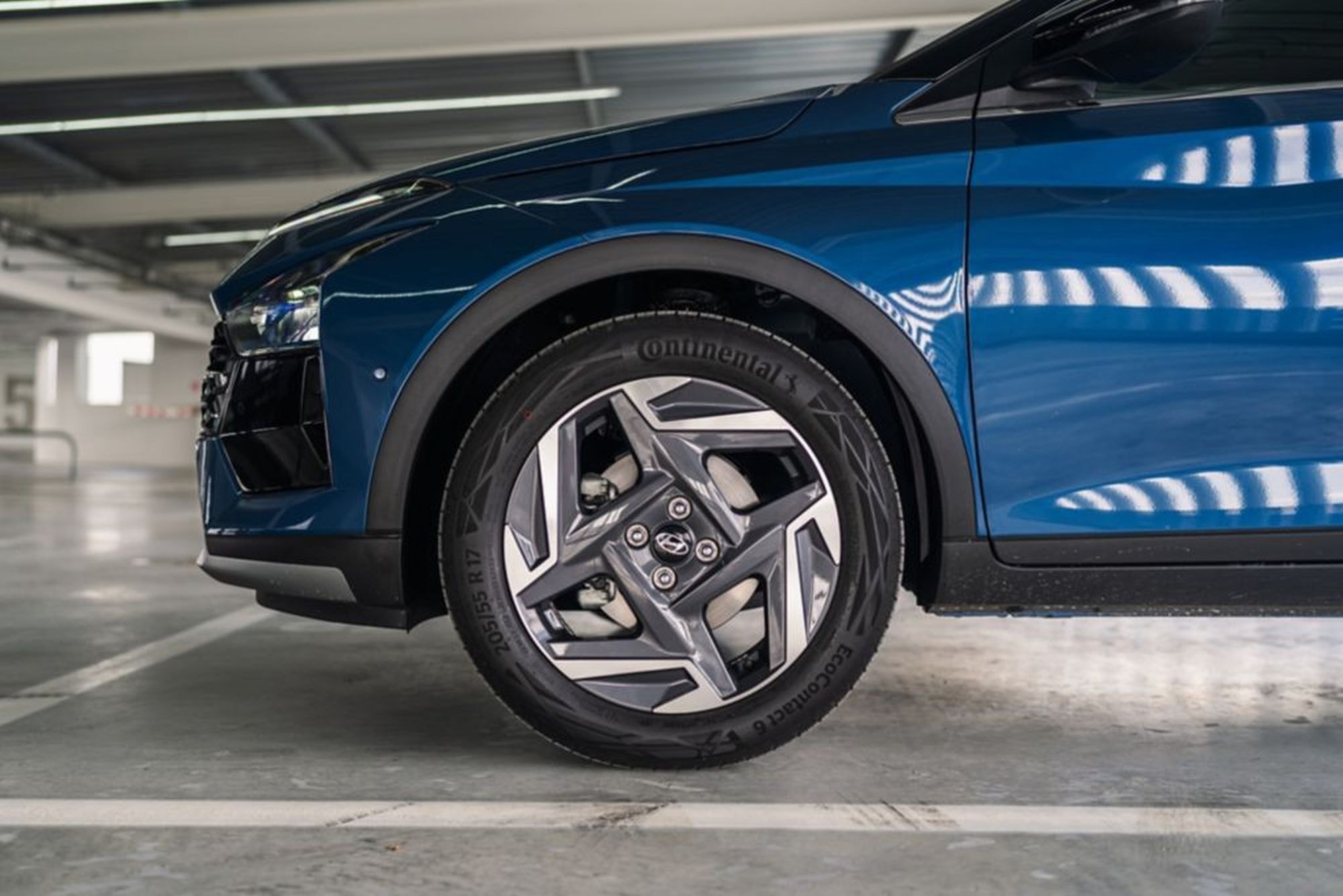 Frontal del Hyundai Bayon, mostrando su parrilla distintiva y luces LED.