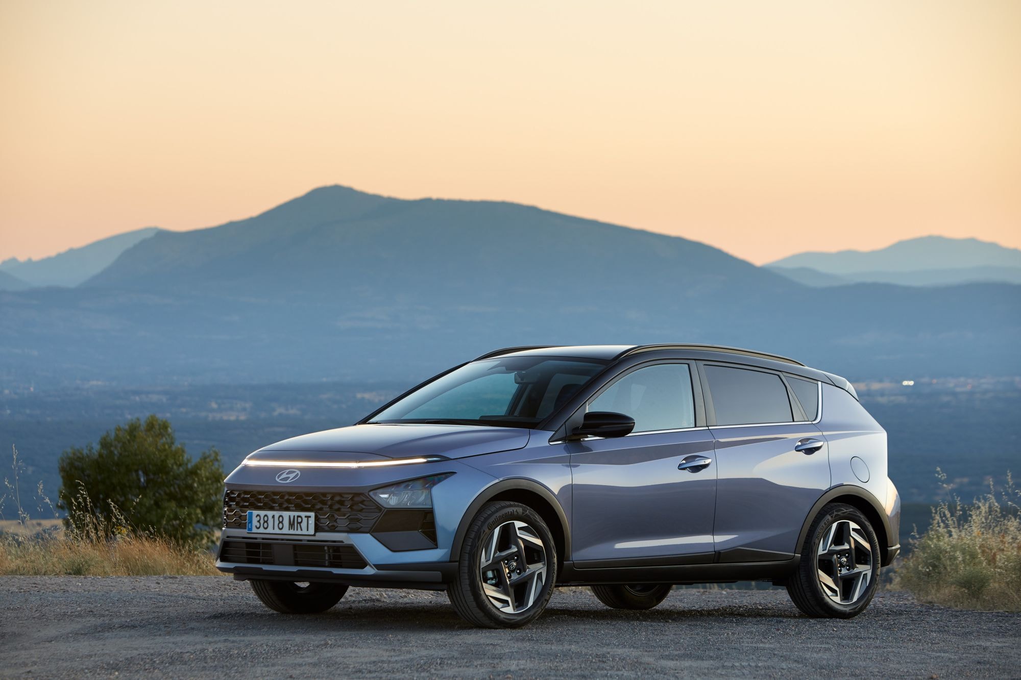 El Hyundai Bayon apto para la ciudad, con un entorno urbano en el fondo.