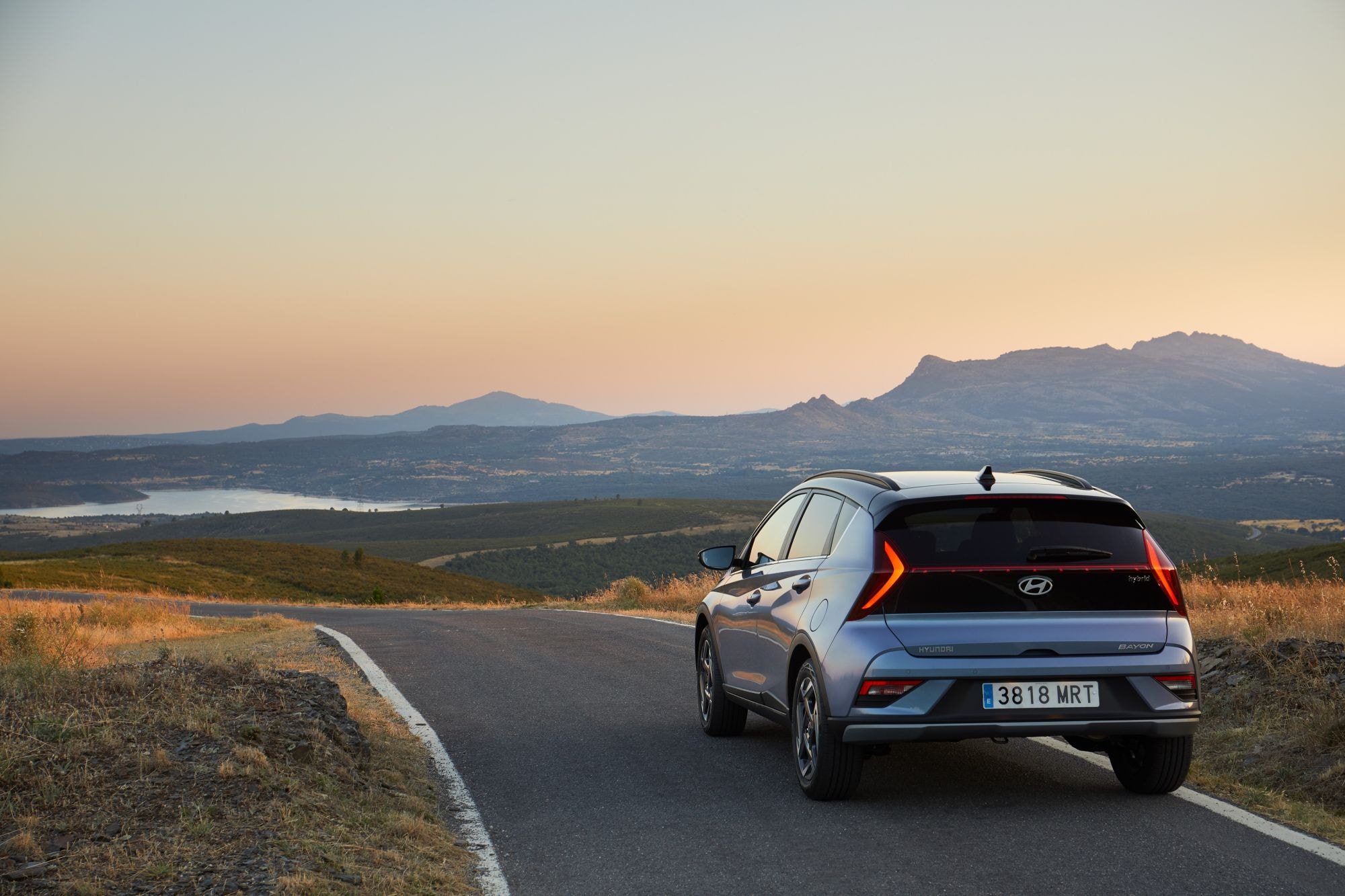 El Hyundai Bayon en movimiento, mostrando su aerodinámica y diseño frontal innovador.