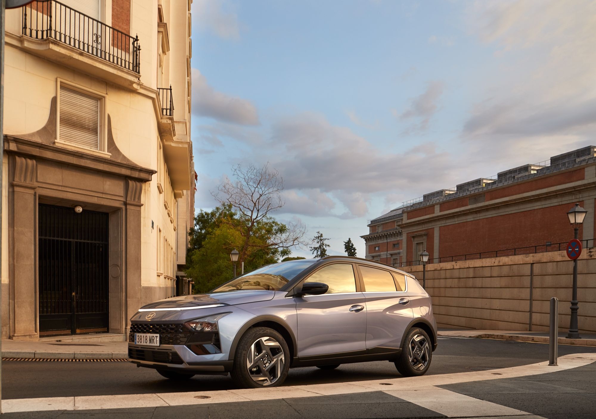 Vista frontal del Hyundai Bayon, destacando la parrilla y diseño agresivo.