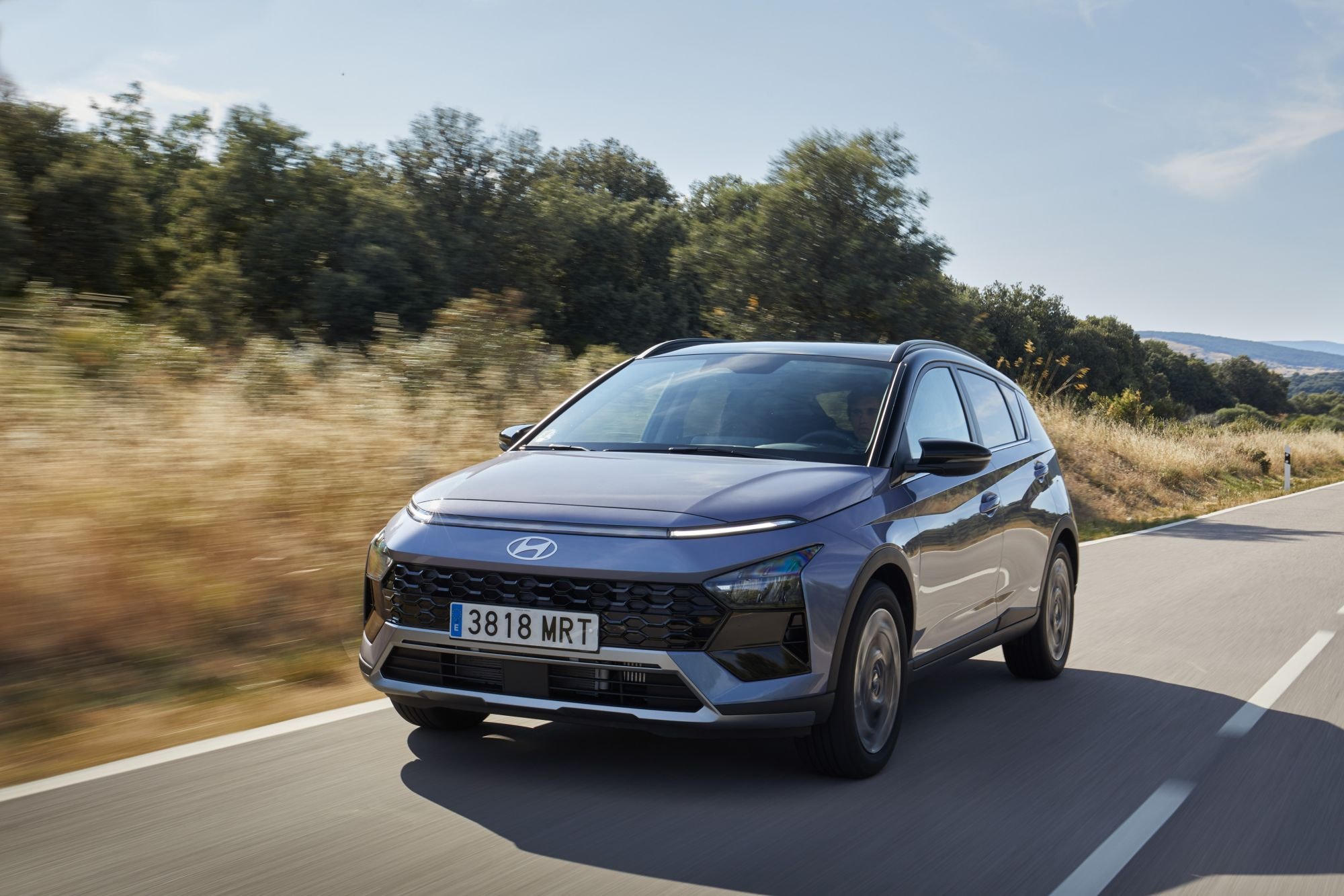 Frontal del Hyundai Bayon con un fondo panorámico, realzando su diseño atractivo.