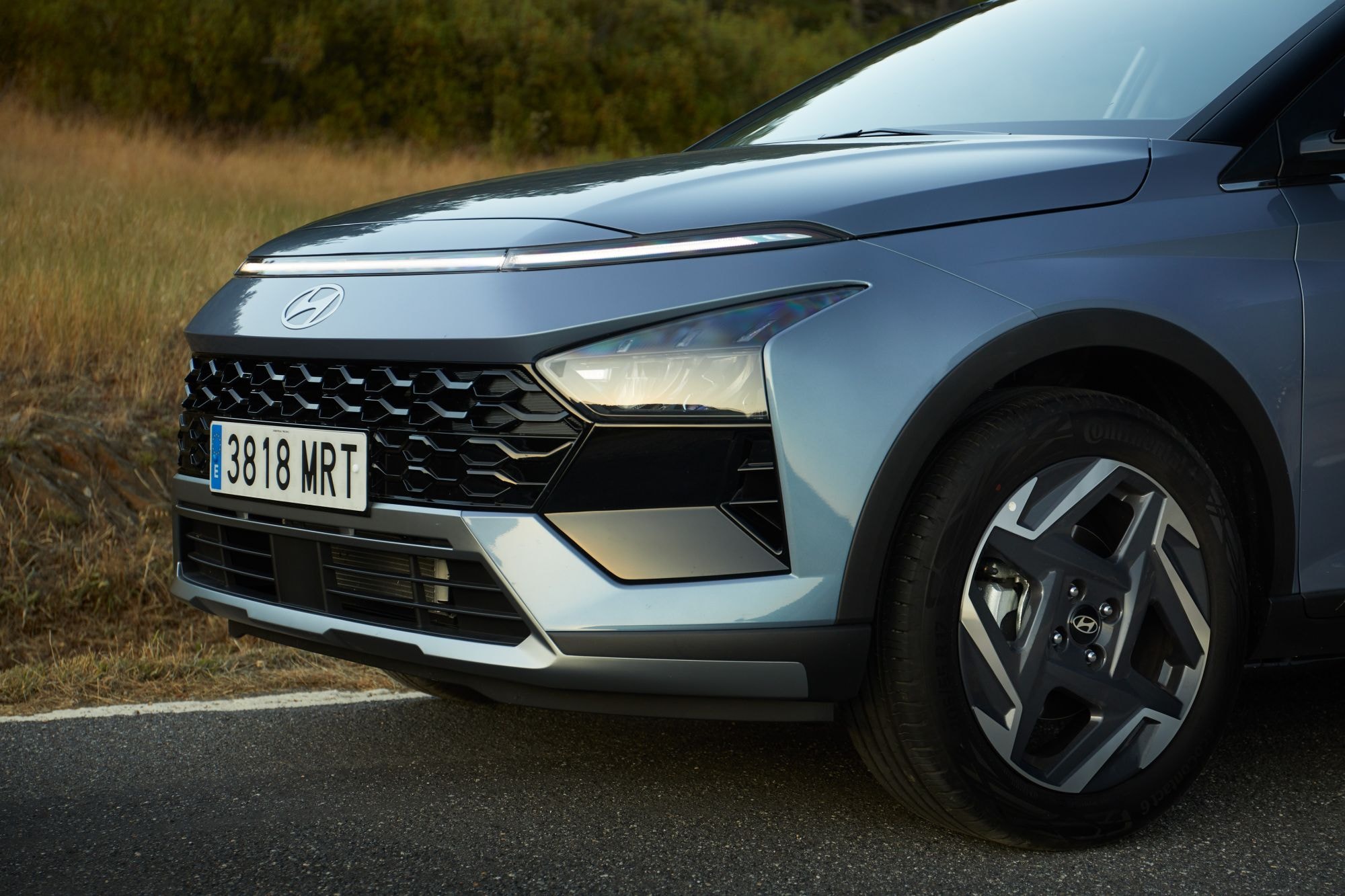 Primer plano del faro LED, mostrando la tecnología de iluminación del Bayon.