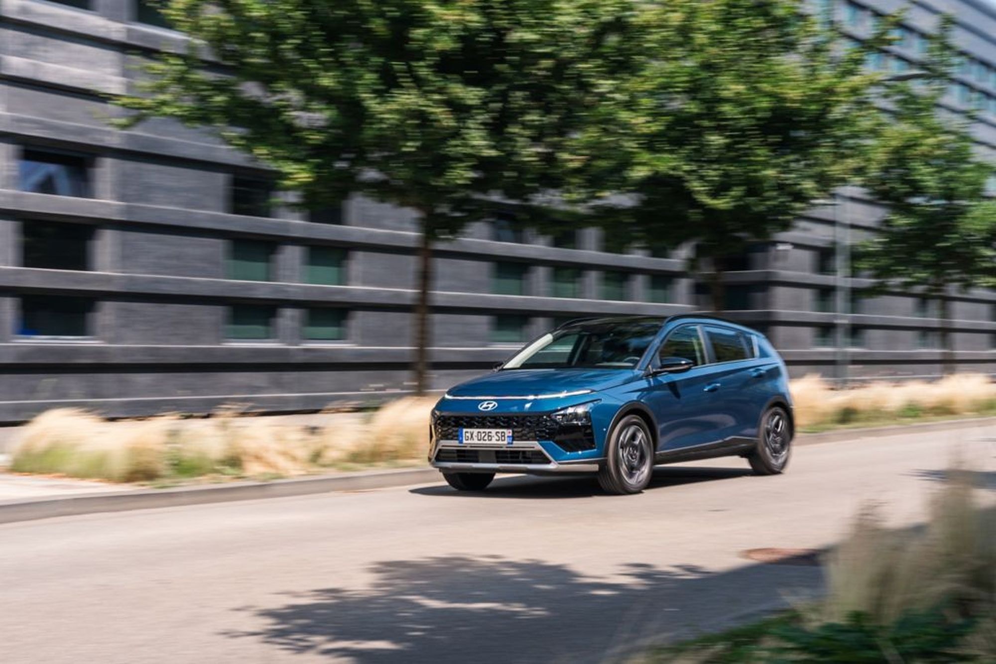 Detalle de la rueda del Hyundai Bayon, mostrando su diseño moderno.