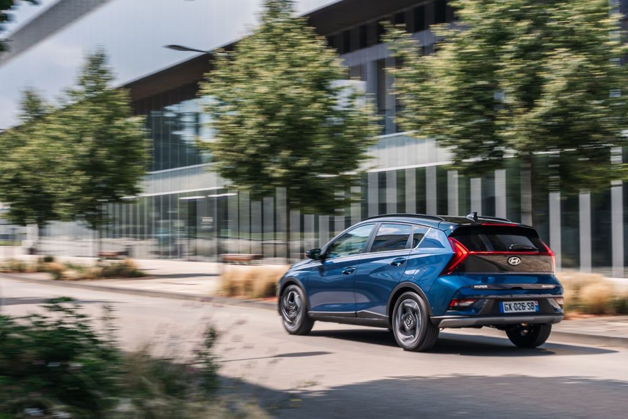 Hyundai Bayon en movimiento, una opción ágil para la ciudad.