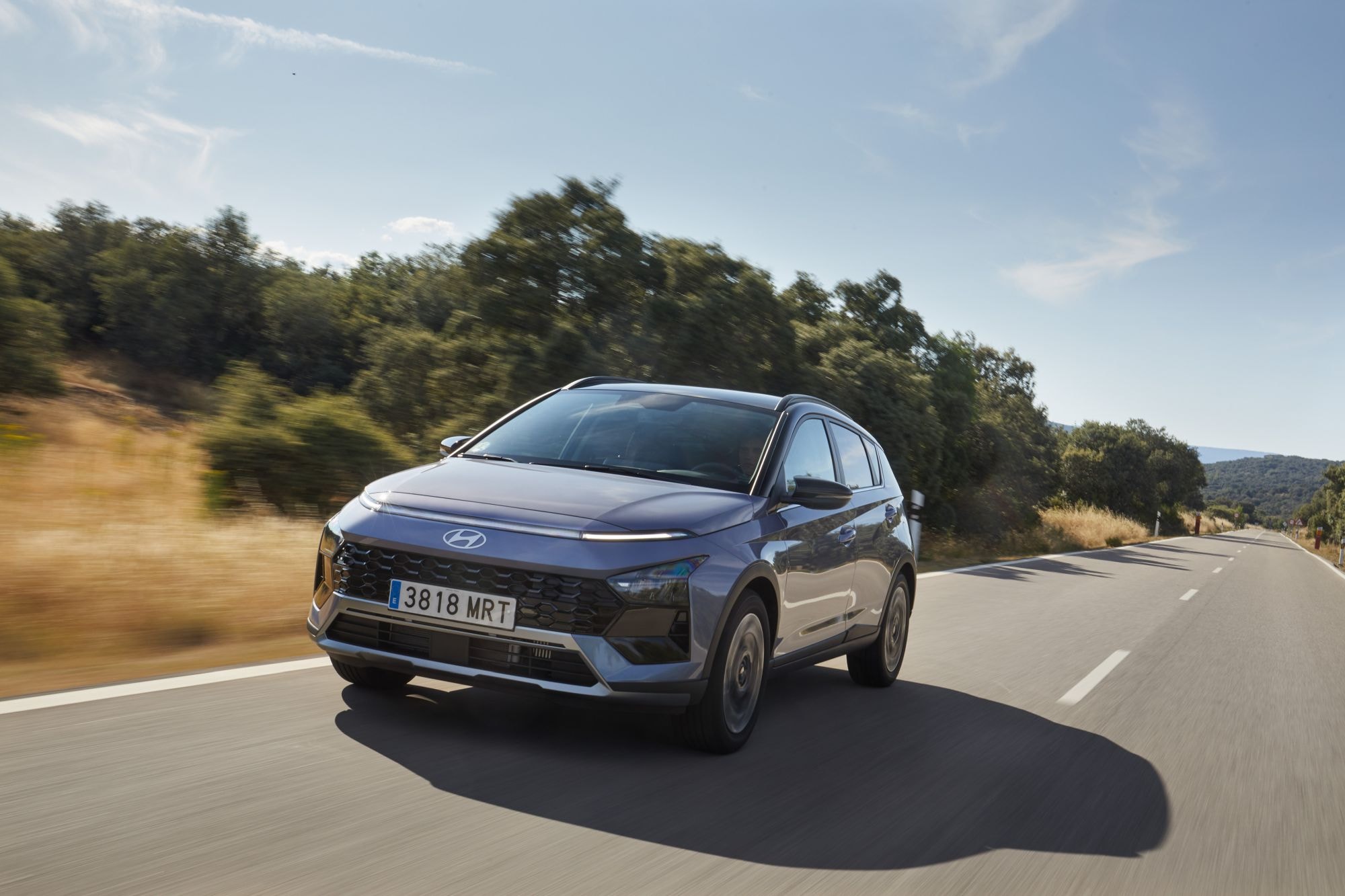 El Hyundai Bayon posando en un entorno urbano, fusionando con la arquitectura.