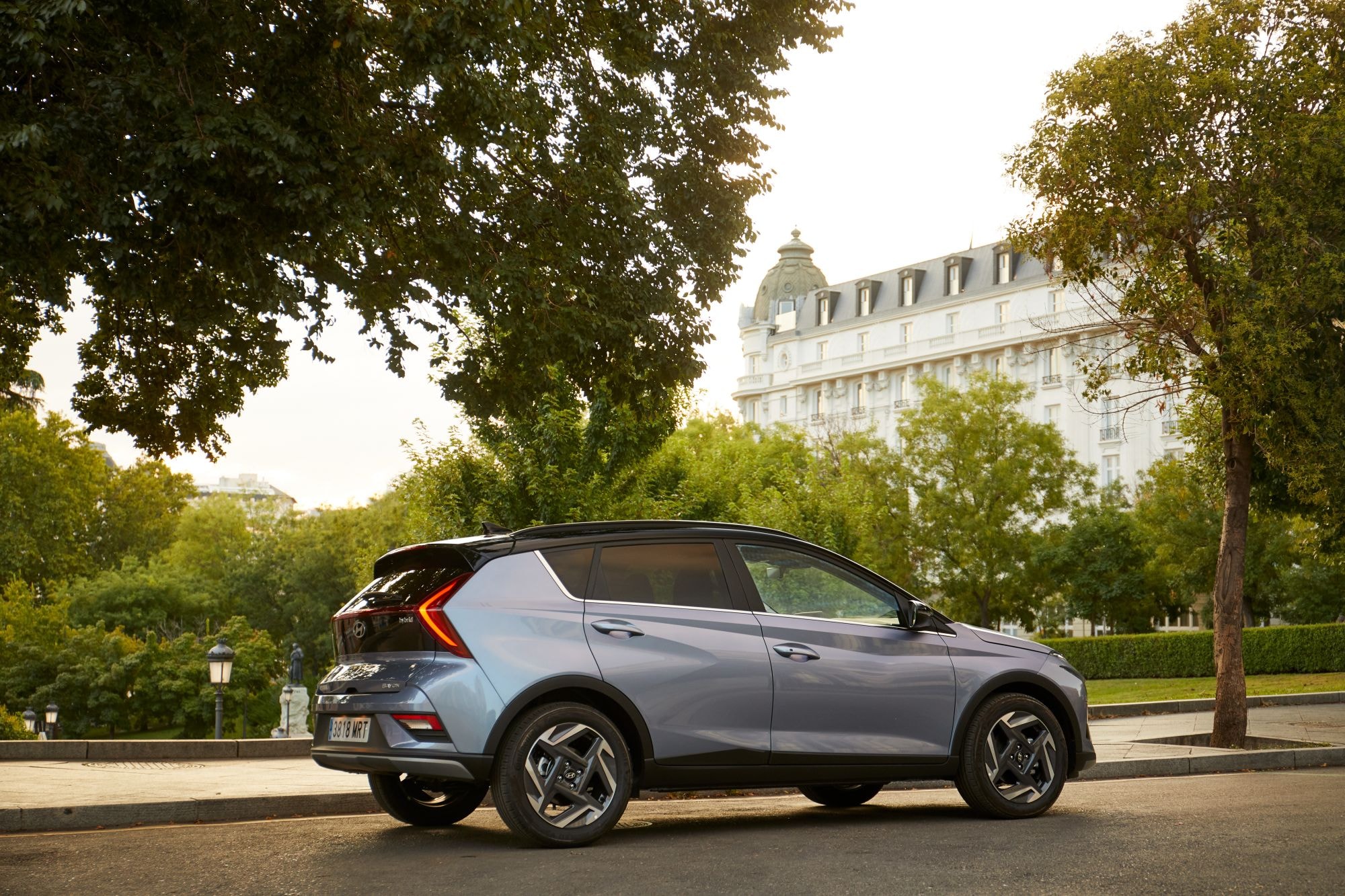 El Bayon posado frente a una arquitectura contemporánea, resaltando el diseño.
