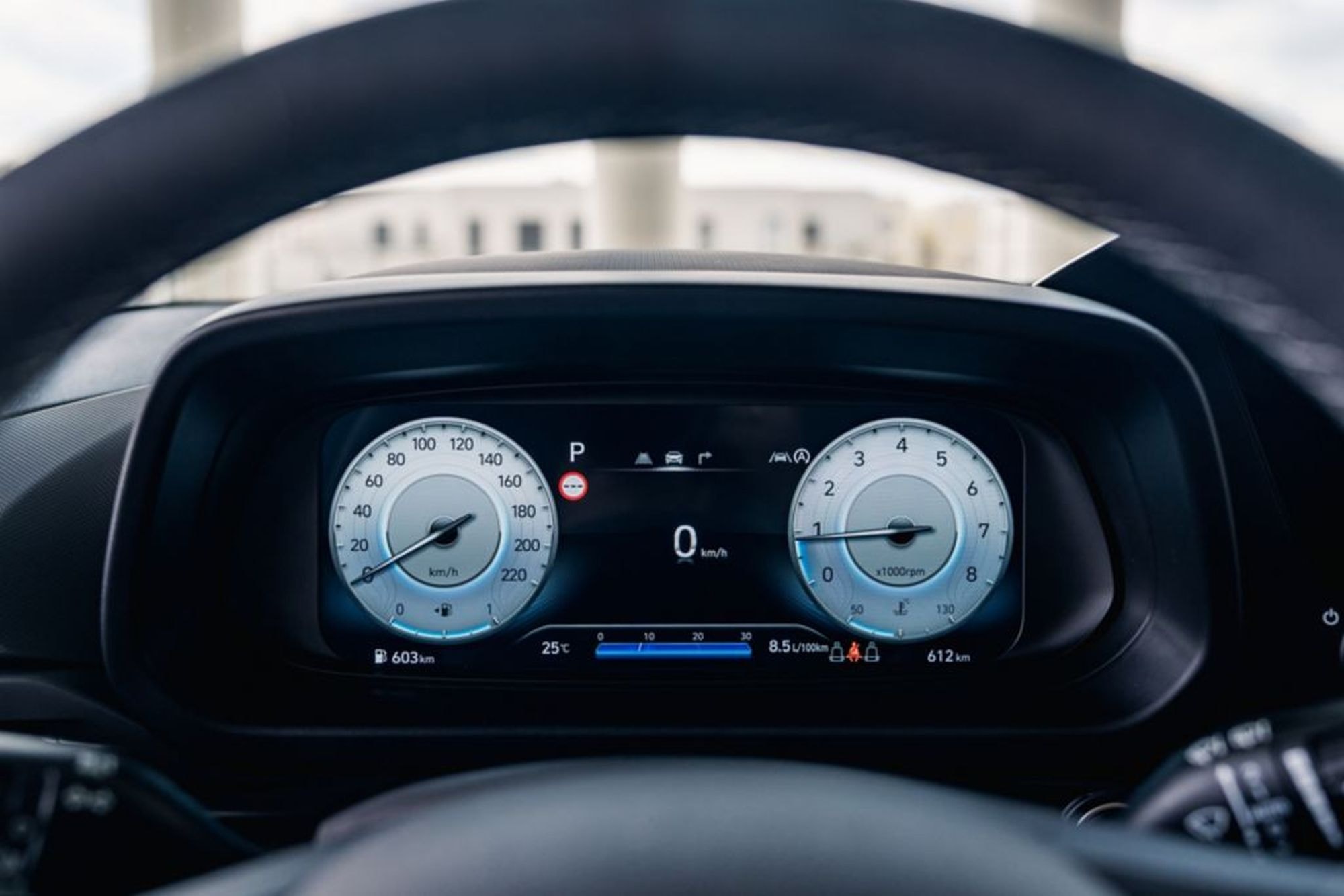 Vista lateral del Hyundai Bayon, resaltando su diseño moderno.