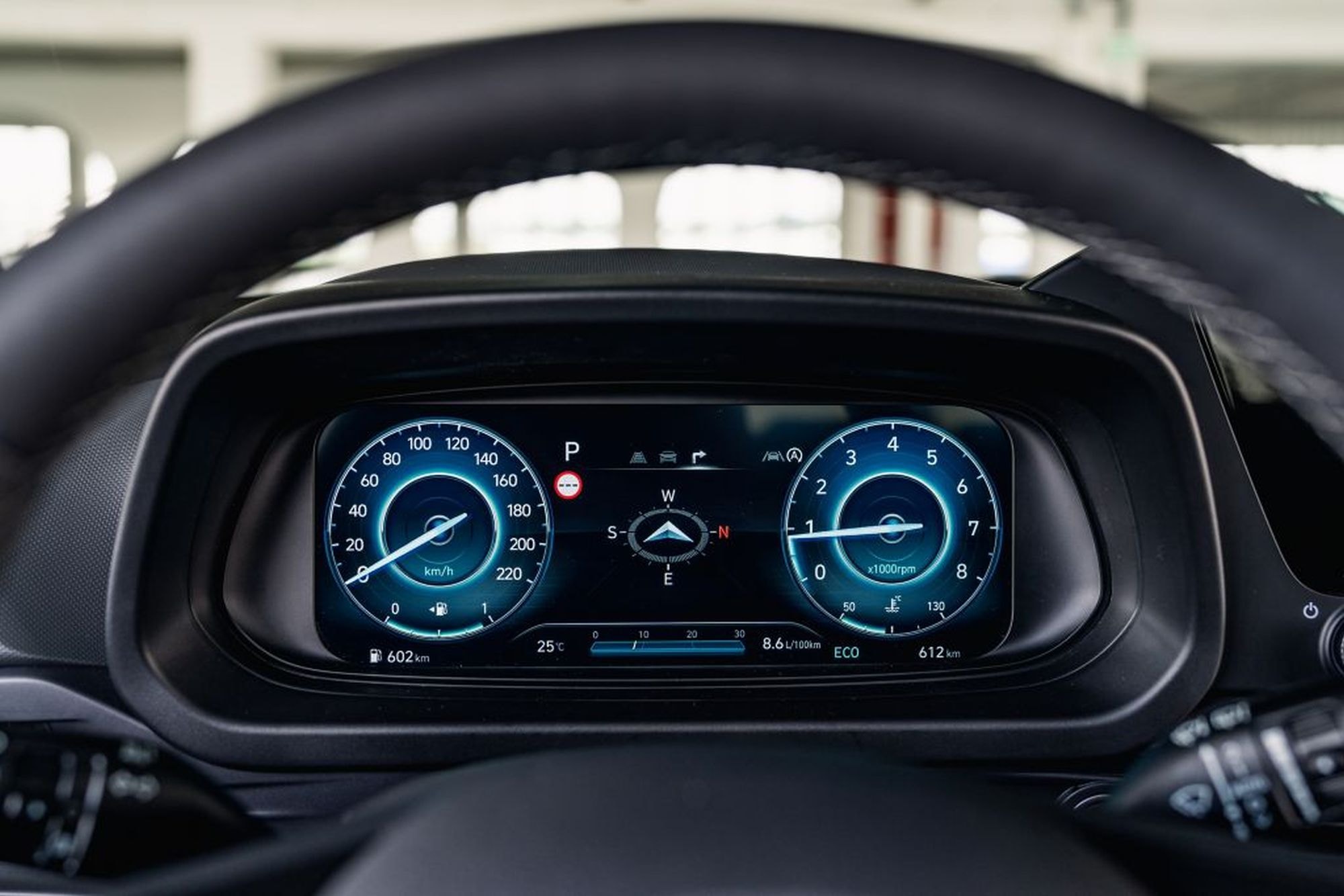 Vista trasera del Hyundai Bayon, destacando sus ópticas y líneas.