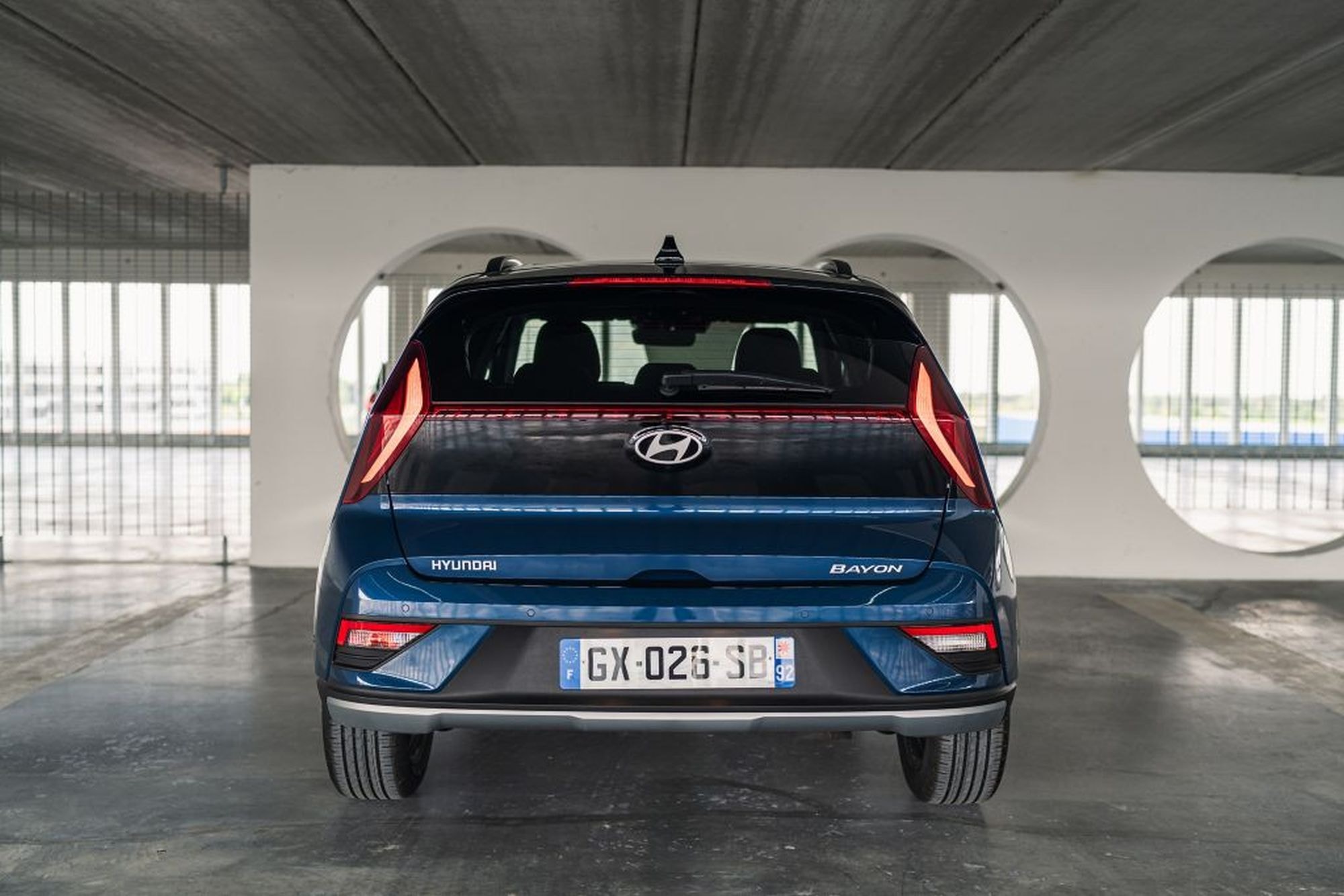 Vista frontal que enfatiza el diseño moderno y atrevido del Bayon.