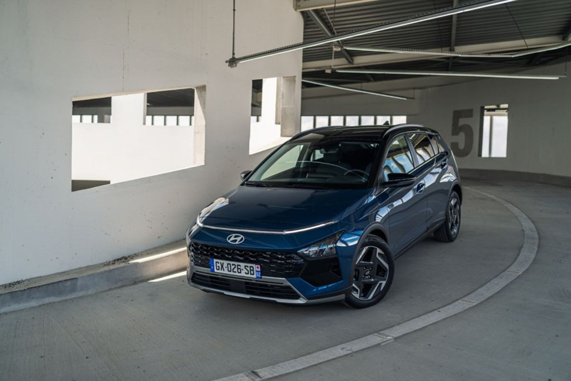 Frontal del Hyundai Bayon, capturando su elegancia y tecnología.