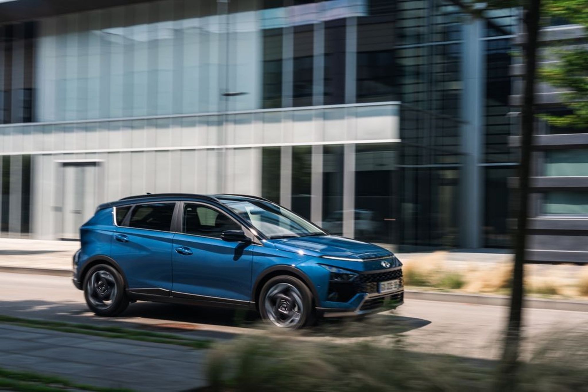 Vista frontal y lateral en un entorno urbano, resaltando su versatilidad.