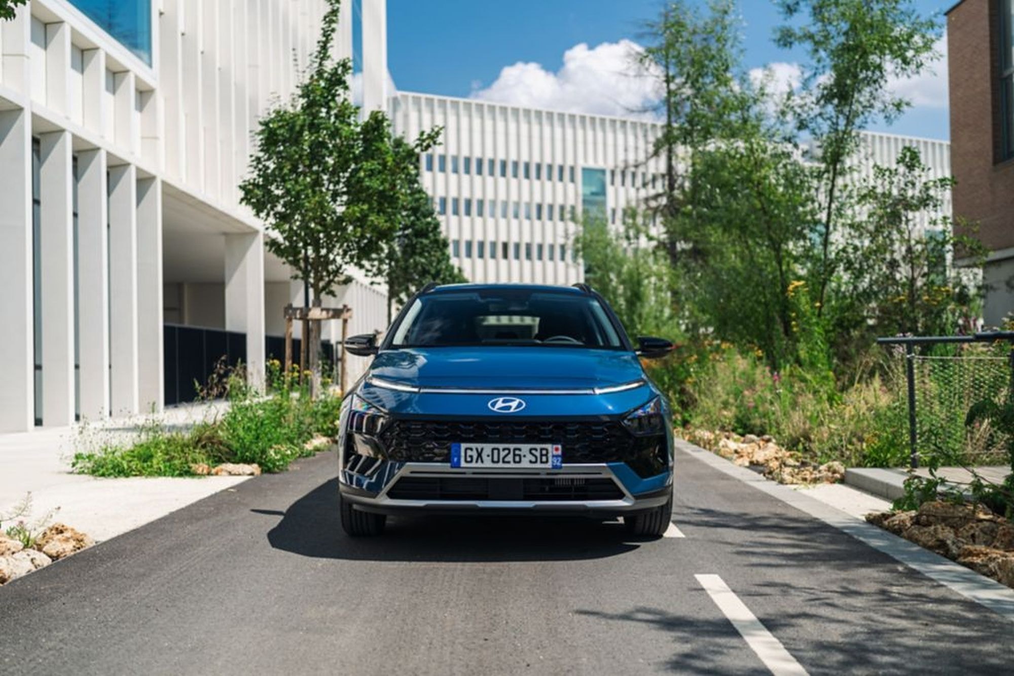 Vista lateral y frontal del Hyundai Bayon, destacando su diseño moderno.