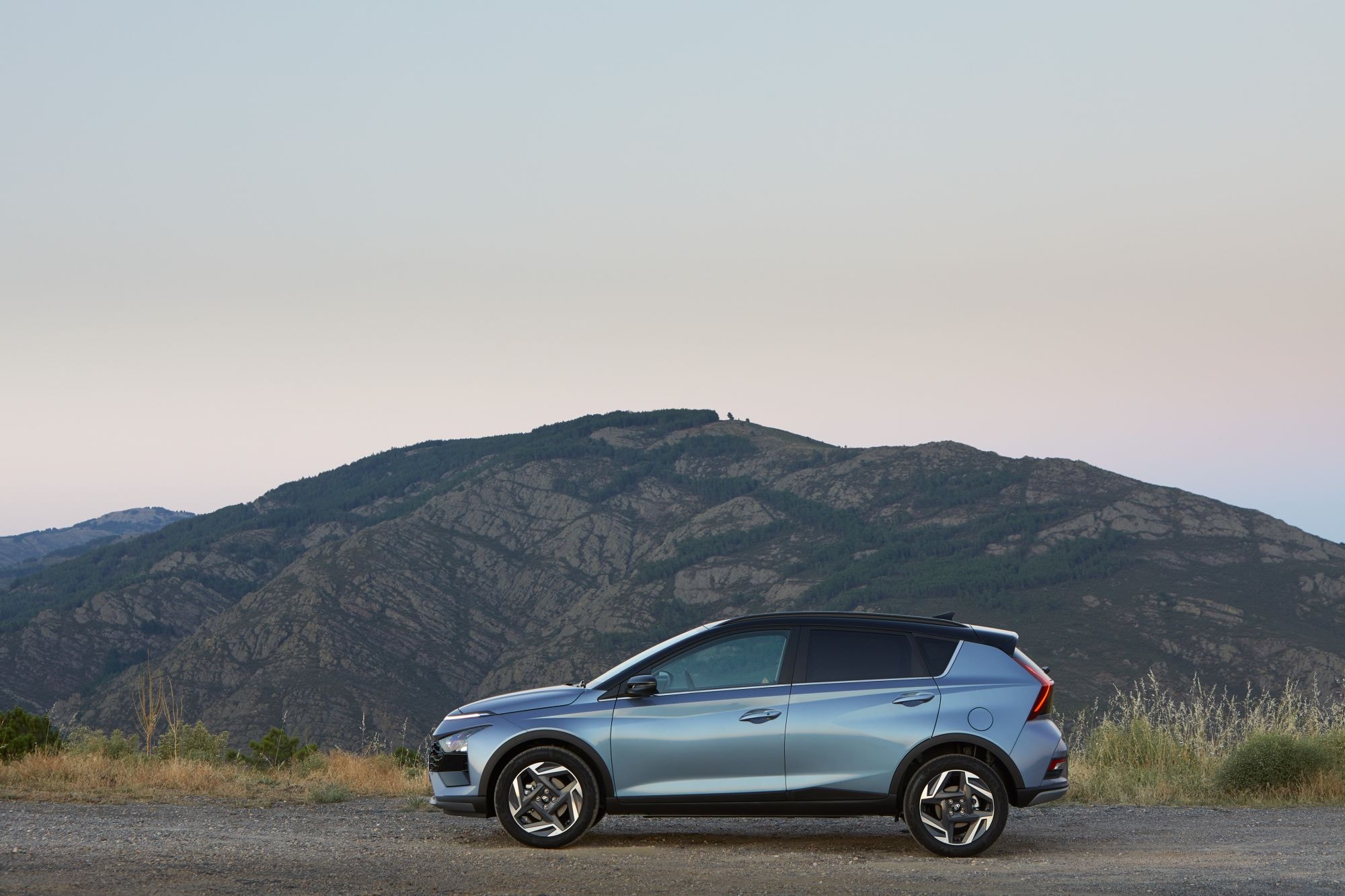 Frente del Hyundai Bayon mostrando su parrilla y faros distintivos.