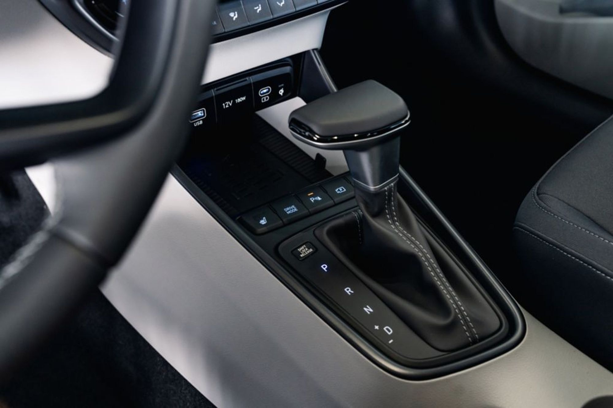 Panel de instrumentos con sistema digital, reflejando modernidad.