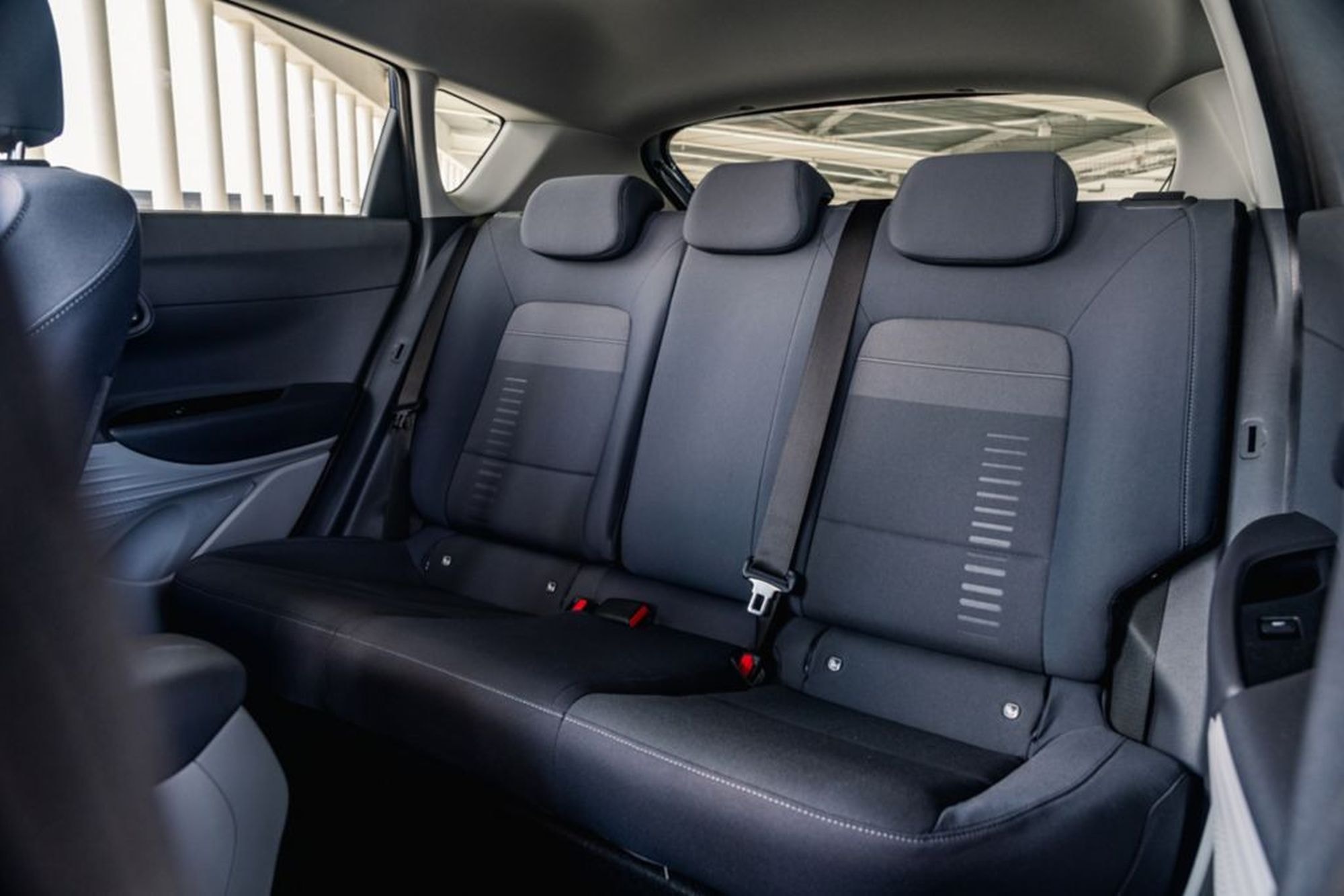 Detalle del volante del Hyundai Bayon, con controles intuitivos.