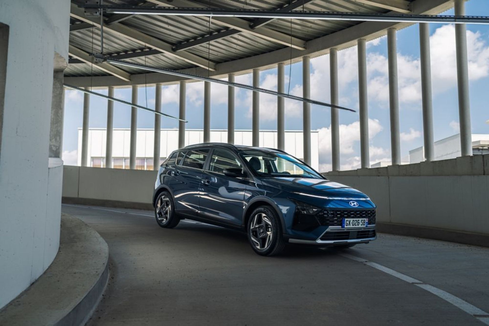Interior del Hyundai Bayon, mostrando un diseño moderno y acogedor.