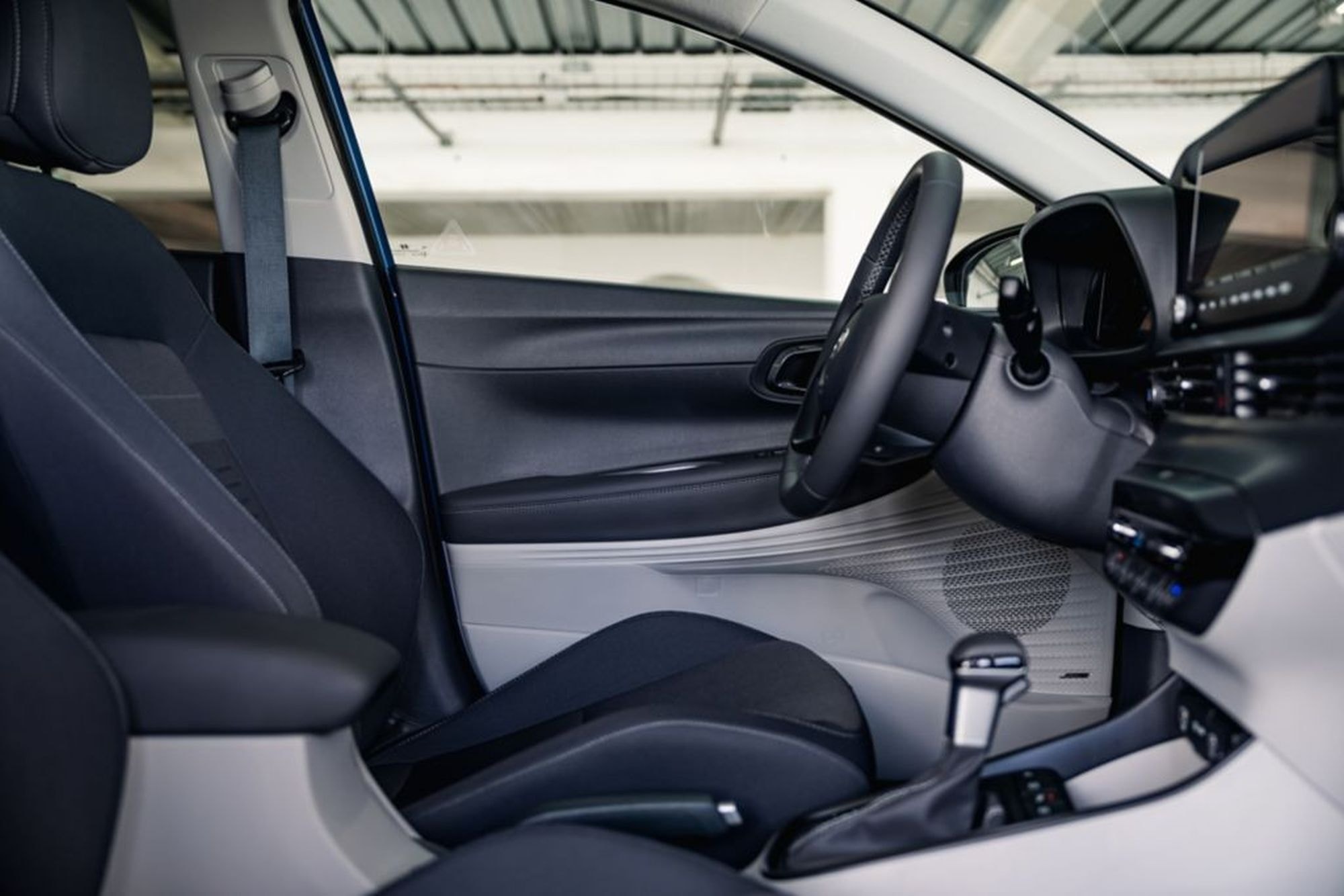 Vista frontal del interior del Hyundai Bayon, enfocándose en su tecnología.